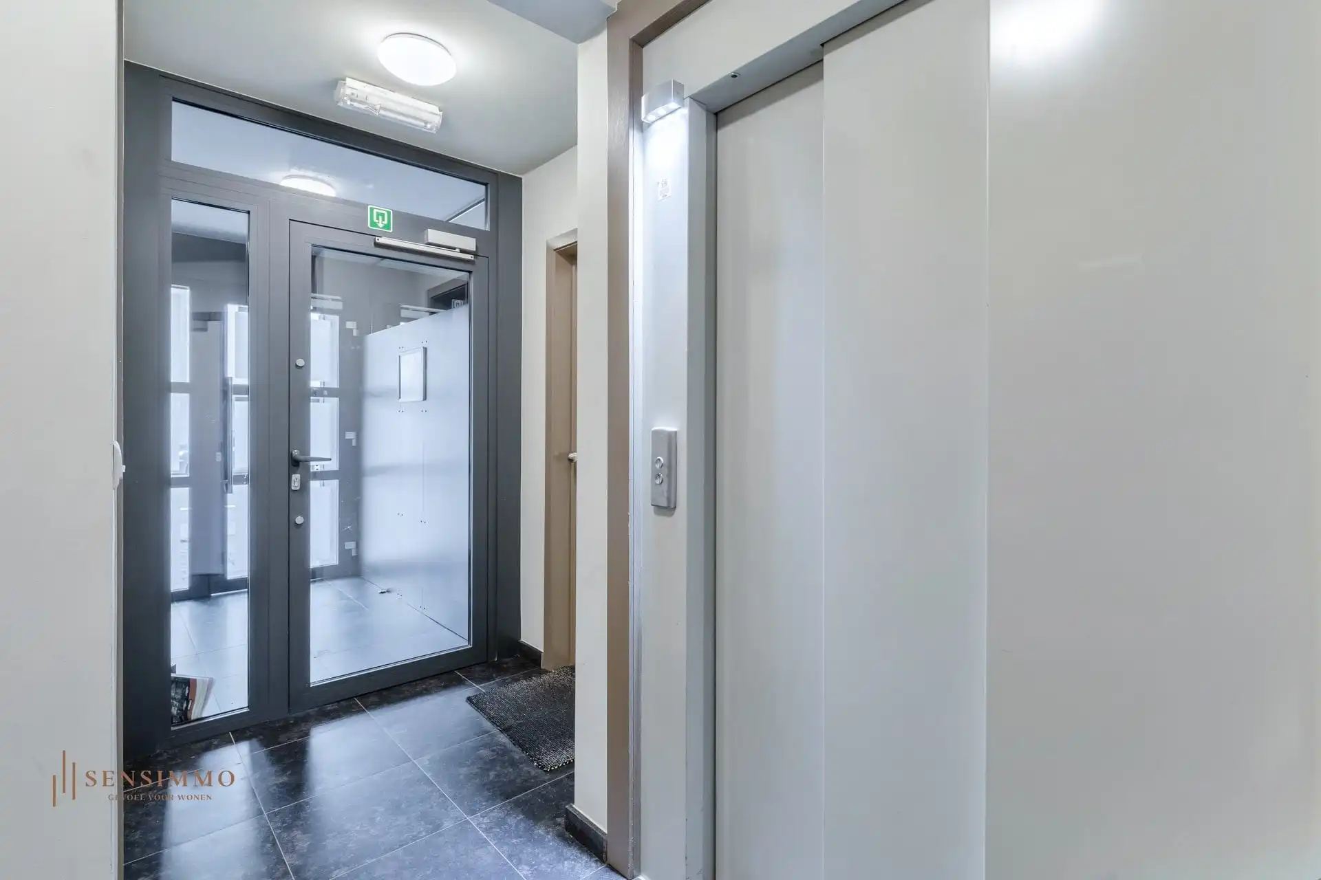 RUIM DUPLEX-APPARTEMENT VLAKBIJ CENTRUM MET 3 SLP, TERRAS, 2 AUTOSTAANPLAATSEN + 2 BERGINGEN foto 25