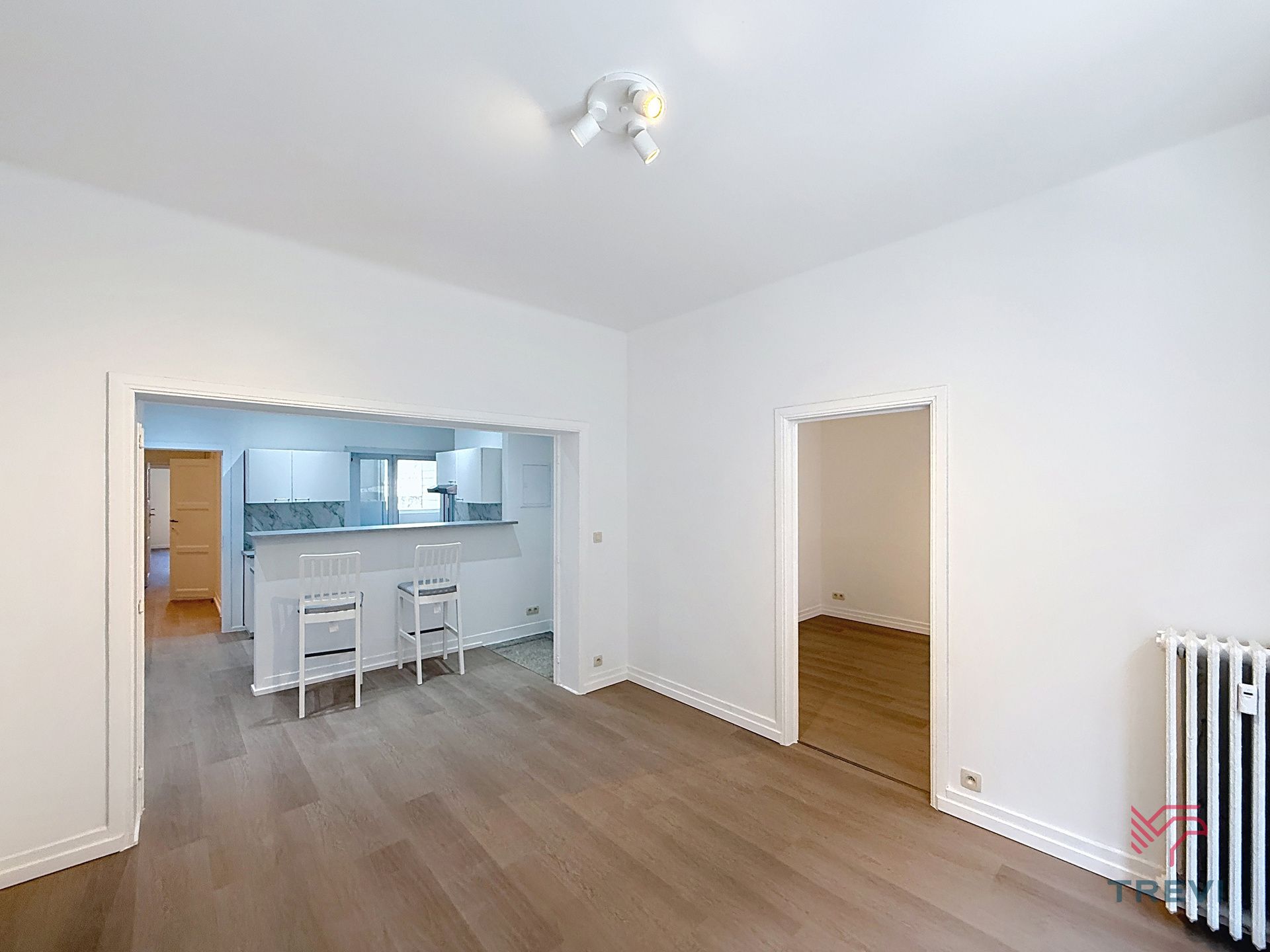 Volledig gerenoveerd appartement met 2 slaapkamers + studeerkamer! foto 2