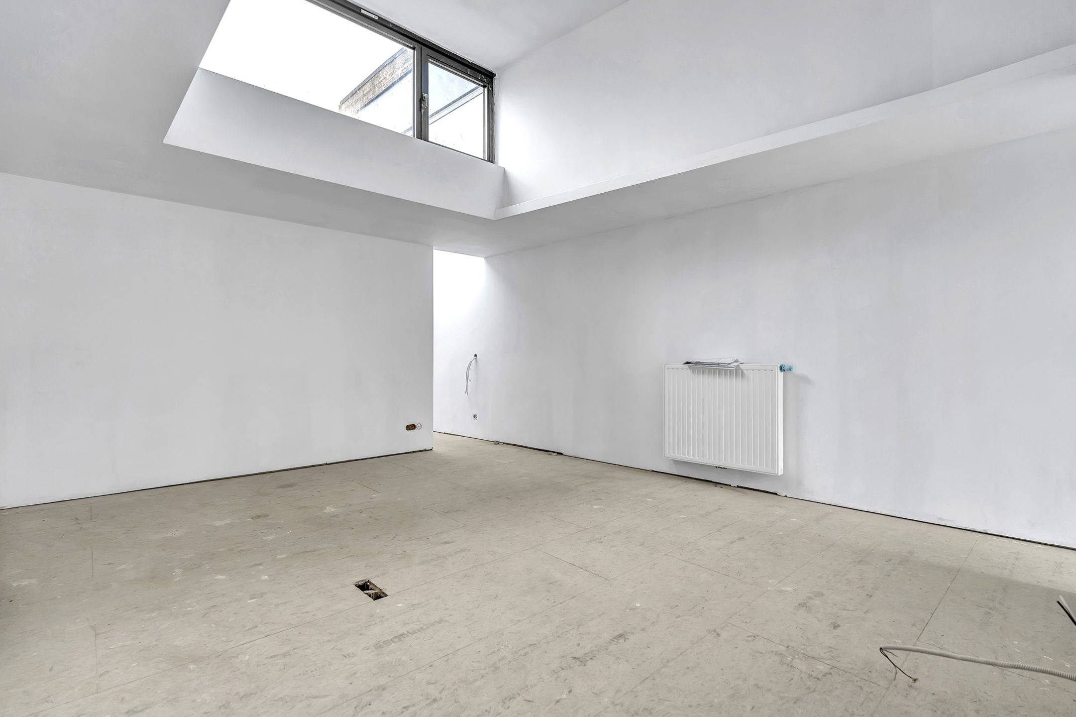 Goed gelegen opslagplaats met ruim af te werken appartement foto 10