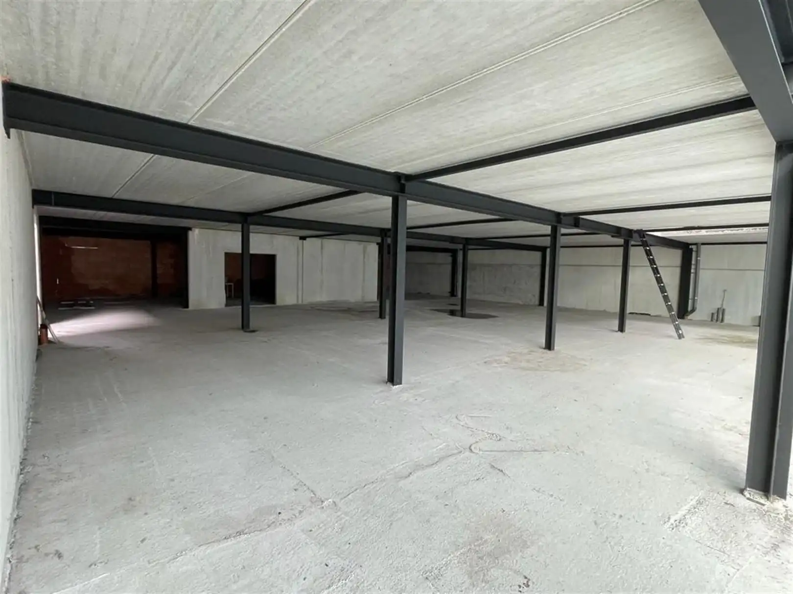 Nieuwbouw bedrijfspand met magazijnen en kantoren/showroom foto 9