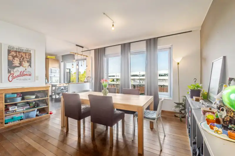 --- NIEUW --- Gunstig gelegen lichtrijk appartement met 2 slaapkamers. foto 3