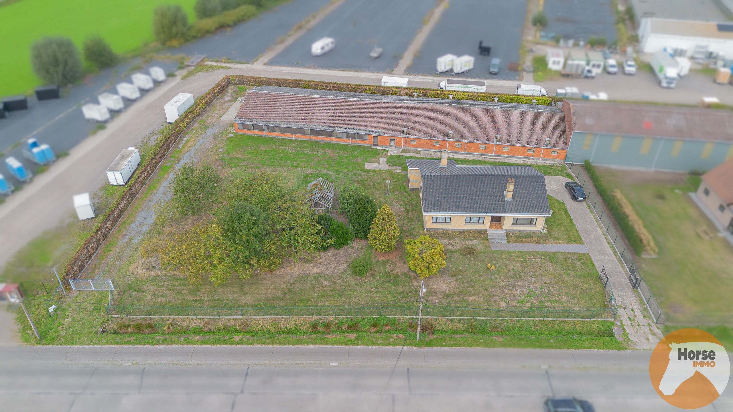LOKEREN -Landelijk gelegen bedrijfswoning met stallencomplex foto 2