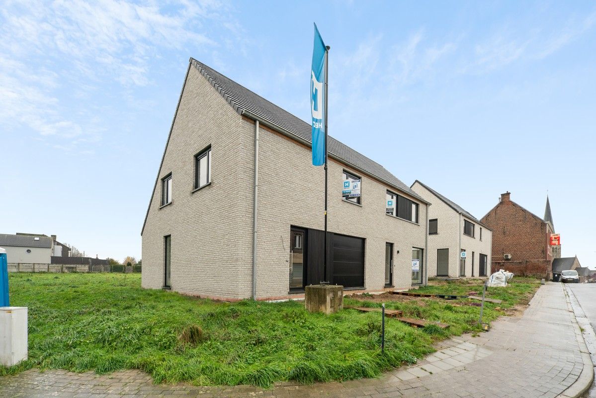 Laatste halfopen nieuwbouwwoning met inpandige garage foto {{pictureIndex}}