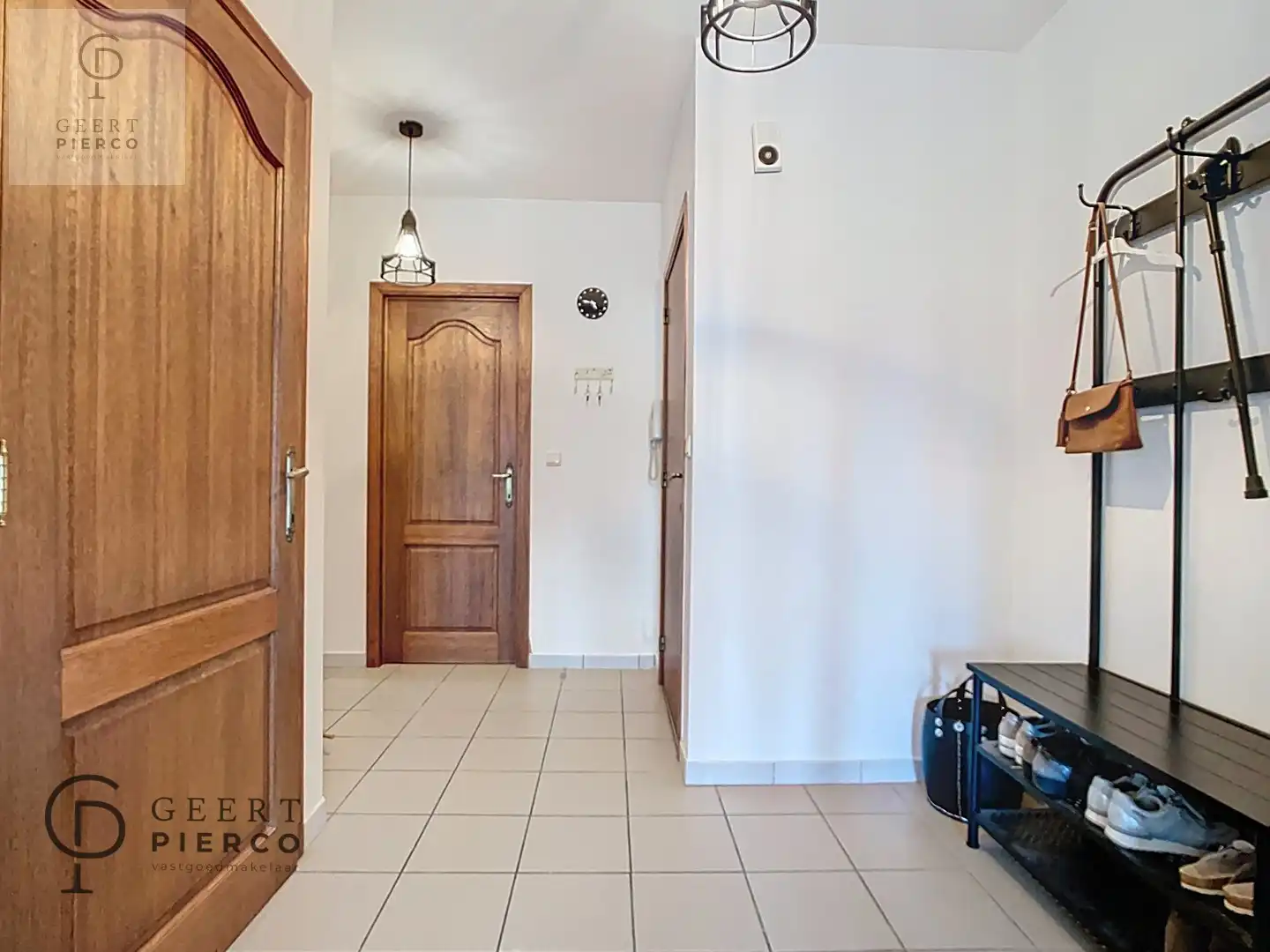 Aan Sint-Anneke 26 bus 101 te Sint-Truiden treffen we dit ruime appartement met drie slaapkamers, twee badkamers en kelder. De centrale ligging (200m van Grote Markt) zorgt voor een optimaal bereik van winkels, station, scholen en eveneens de groene omgeving van de stadsvesten en het stadspark. foto 5