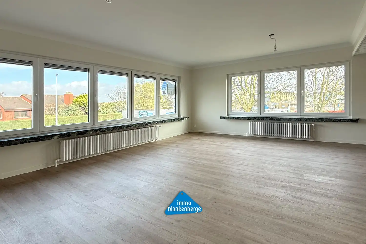 Volledig gerenoveerd ruim 2 slaapkamer appartement foto 2