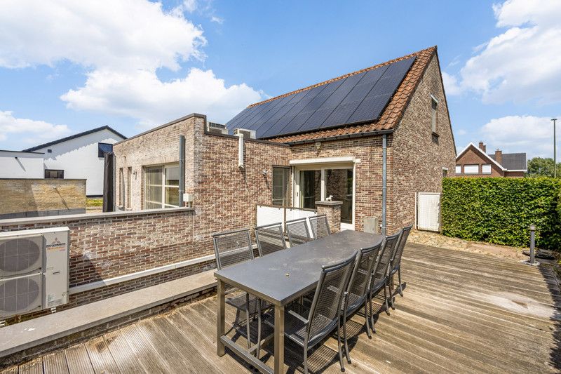 Luxueuze en instapklare woning met garages en tuin foto 28