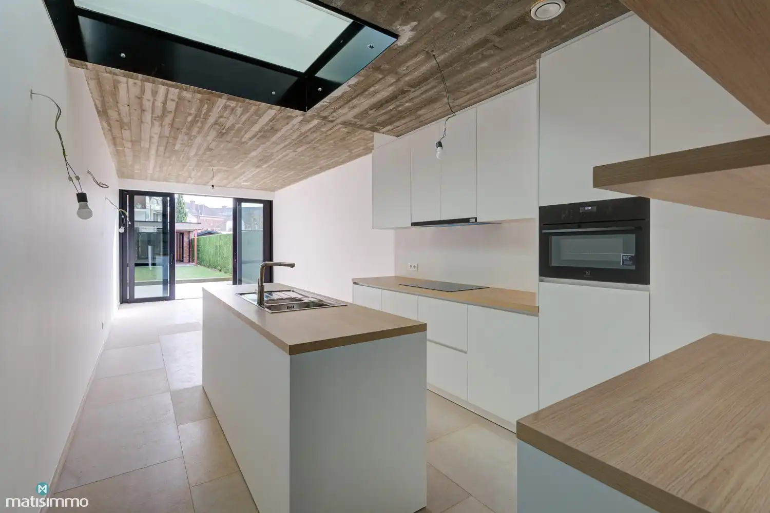 VOLLEDIG VERNIEUWDE TUSSENWONING (EPC A) MET 3 SLAAPKAMERS, BETONKELDER EN TUIN IN STADSCENTRUM BILZEN foto {{pictureIndex}}