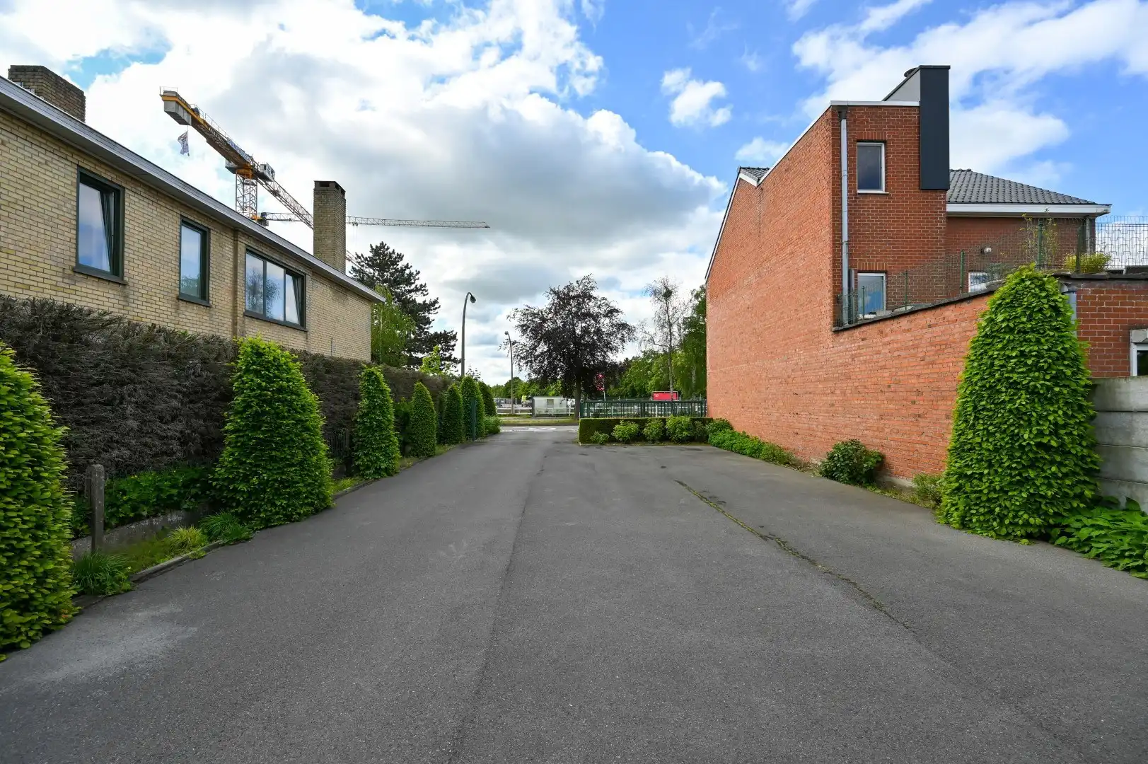 Bedrijfsgebouw met kantoor- en opslagruimte en heel wat parking op toplocatie foto 3