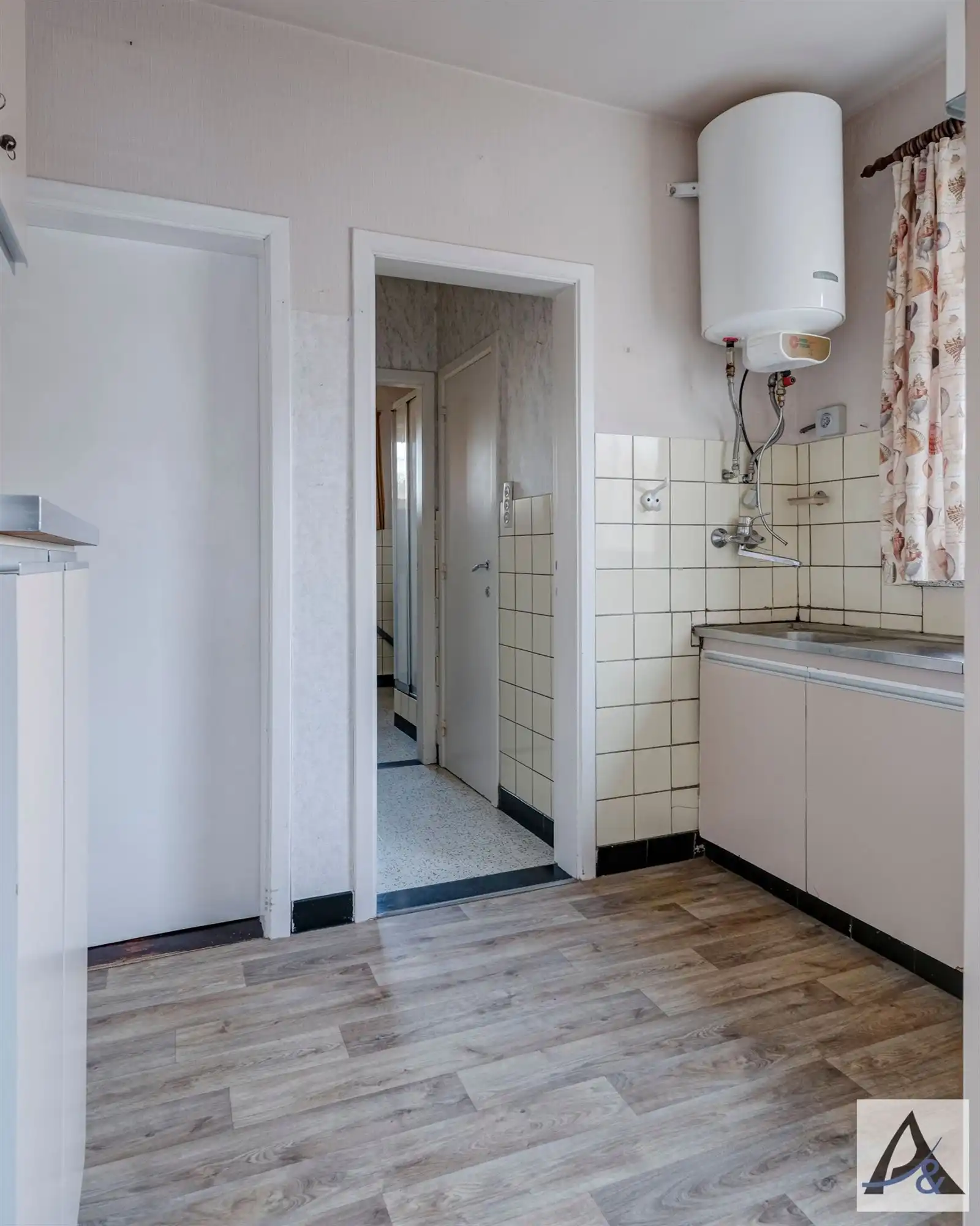 Te renoveren woning met potentieel in rustige buurt foto 12