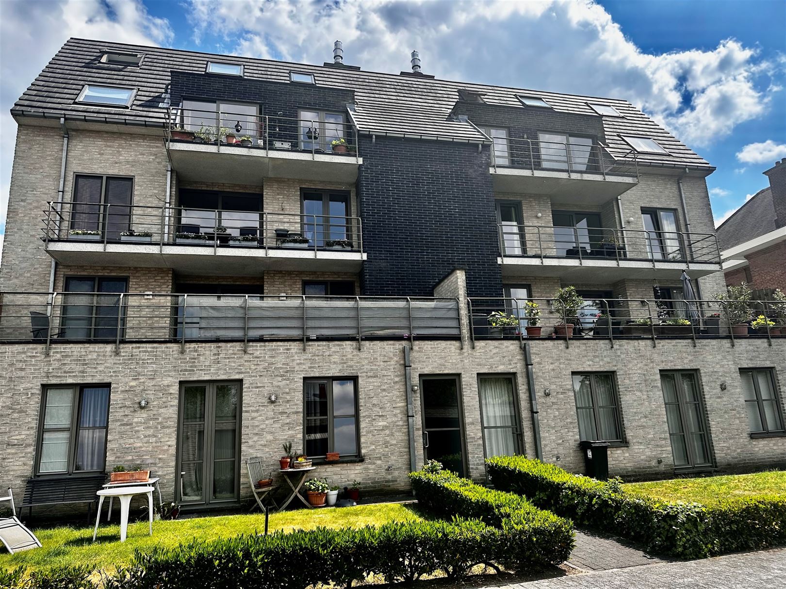 App met 2 slpk en 2 terrassen en garage foto 2