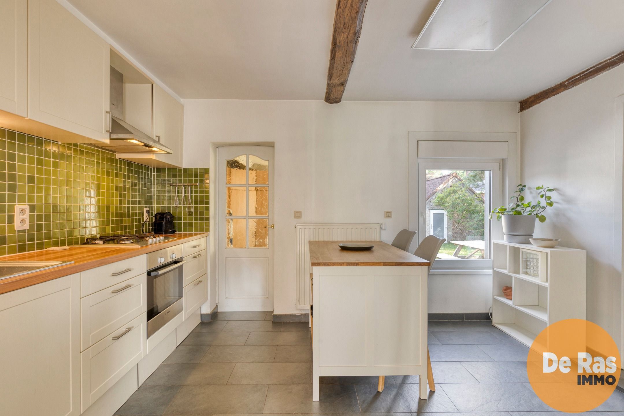 BURST - Instapklare woning met bijgebouw en ruime tuin foto 9