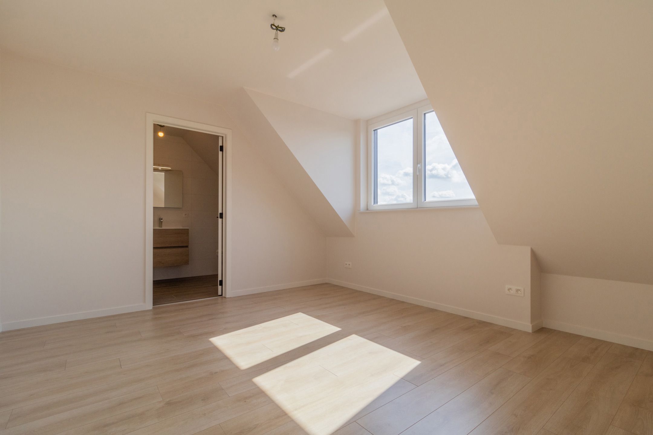 Rustig gelegen nieuwbouwwoning met 4 slaapkamers foto 15