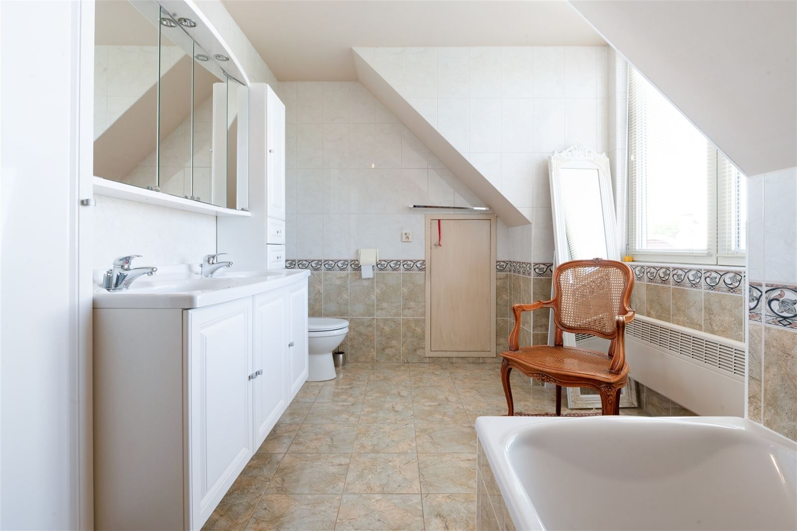 Ruim instapklaar appartement in hartje Zottegem! foto 11