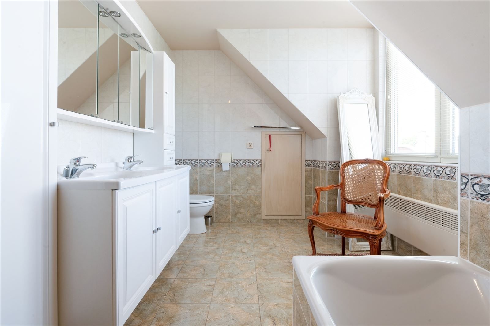 Ruim instapklaar appartement in hartje Zottegem! foto 9