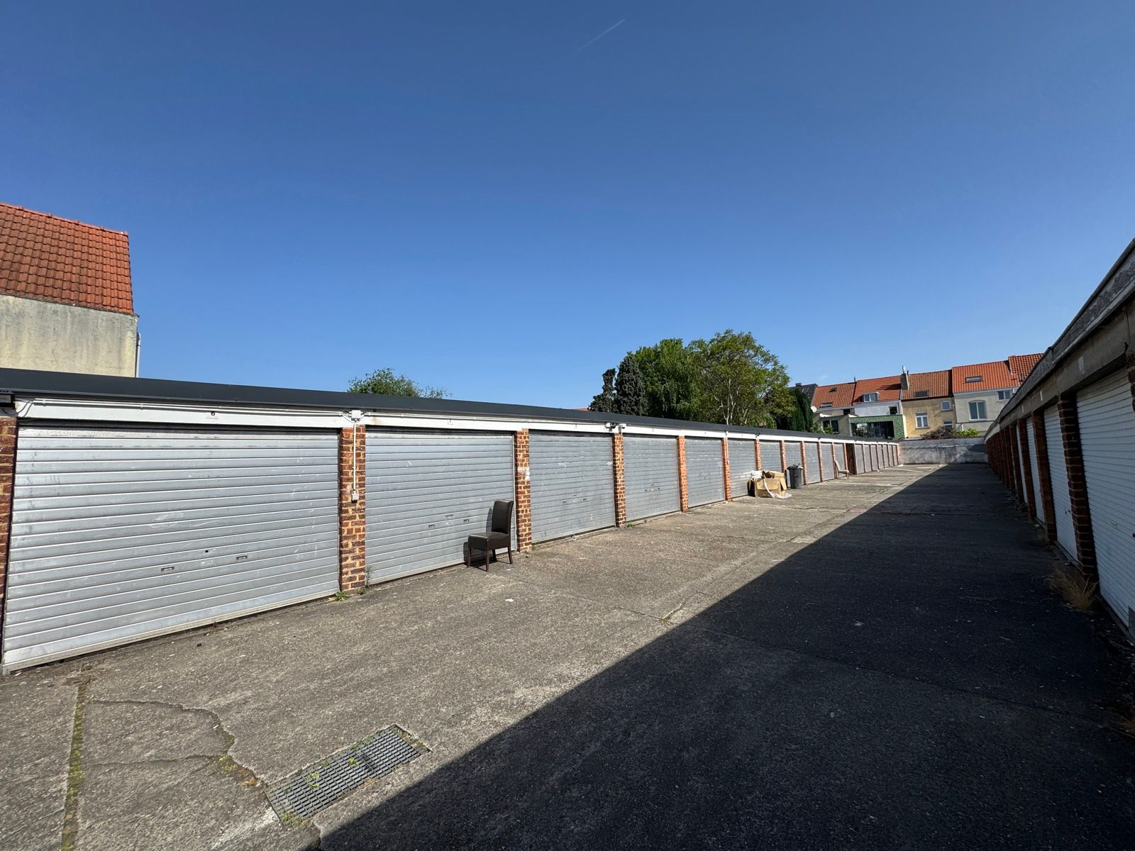 Geheel van 36 garages (vernieuwde poorten en dak) foto 6