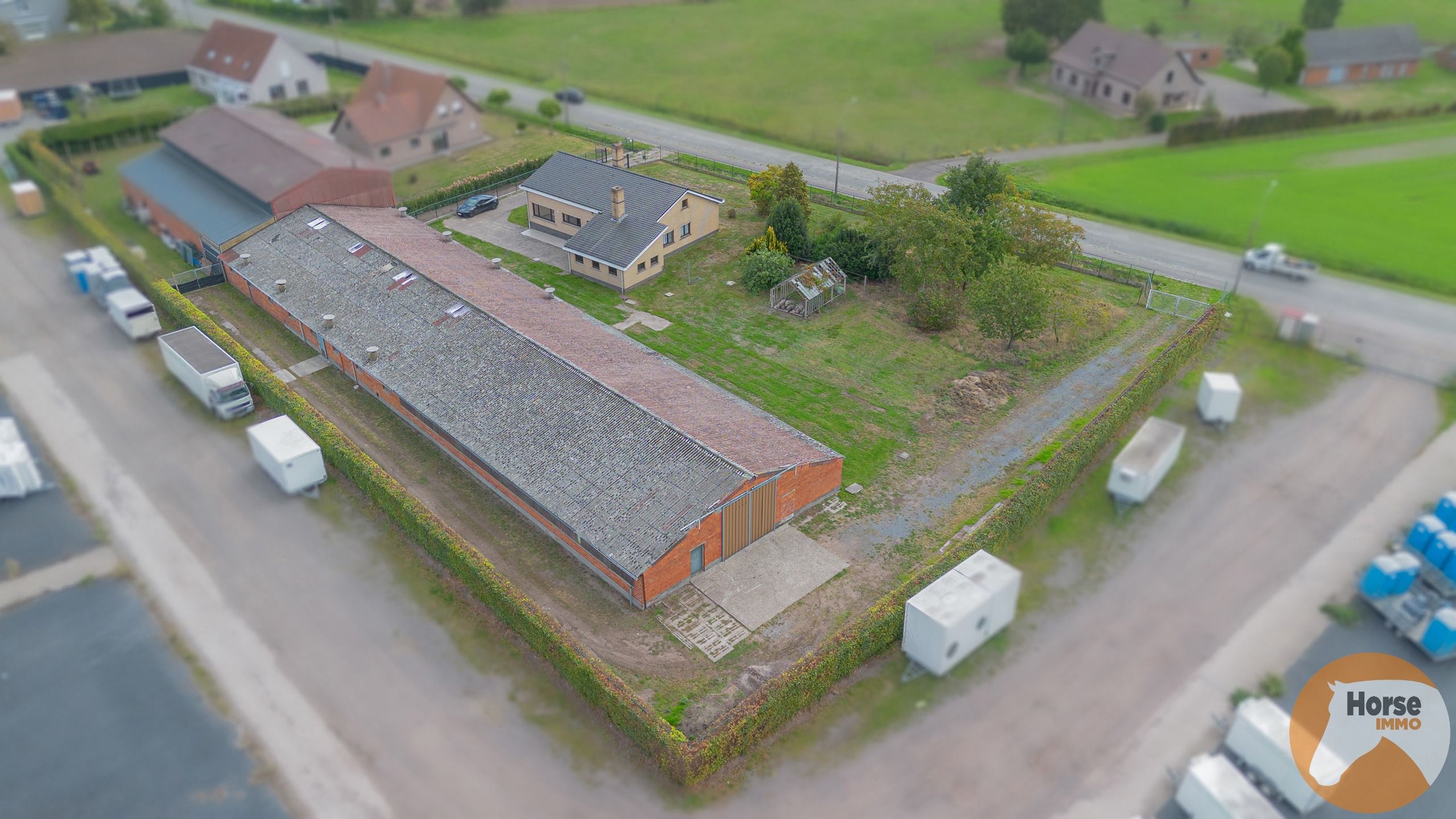 LOKEREN -Landelijk gelegen bedrijfswoning met stallencomplex foto 24