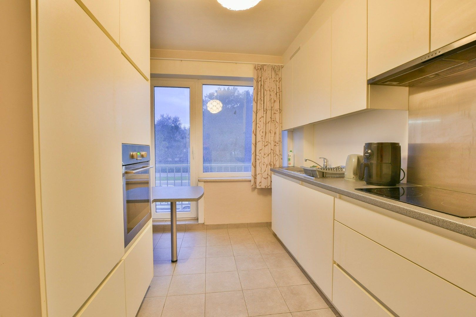 Lichtrijk twee slaapkamer appartement te huur in Oostende foto 5