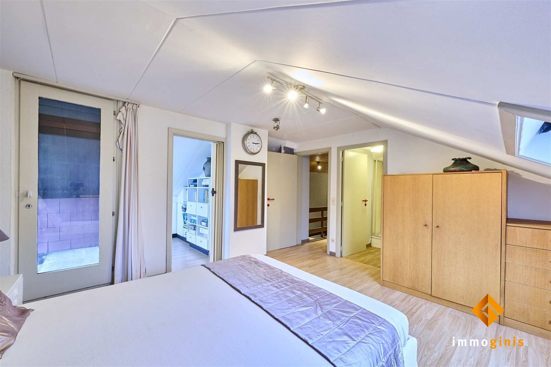 Zéér ruime woning op een mooi perceel van 17a82ca met 5 slaapkamers en uitbreidingsmogelijkheden op de eerste verdieping! foto 28