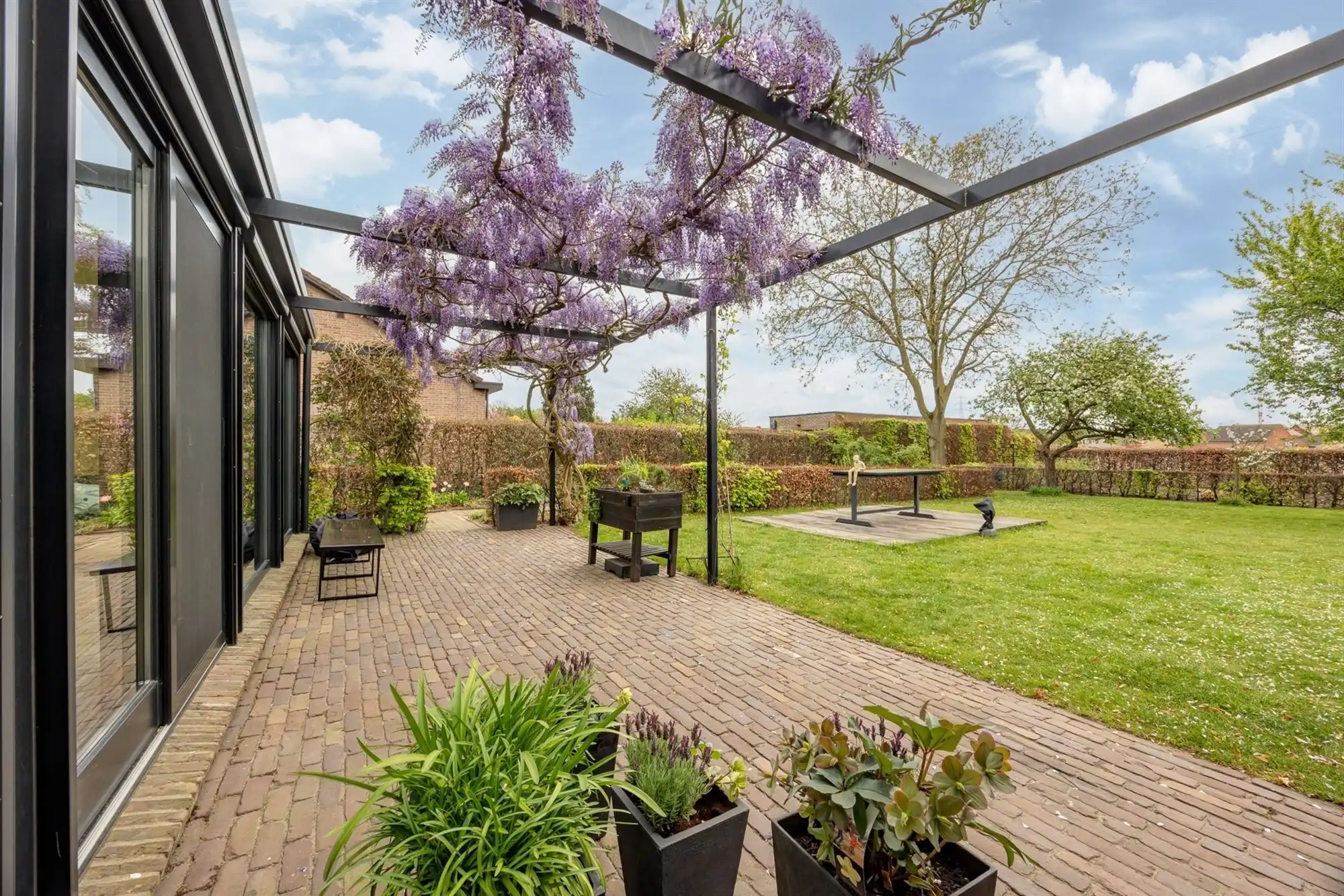 Instapklare en vrijstaande gezinswoning met 3 slpk. en een ruime tuin foto {{pictureIndex}}