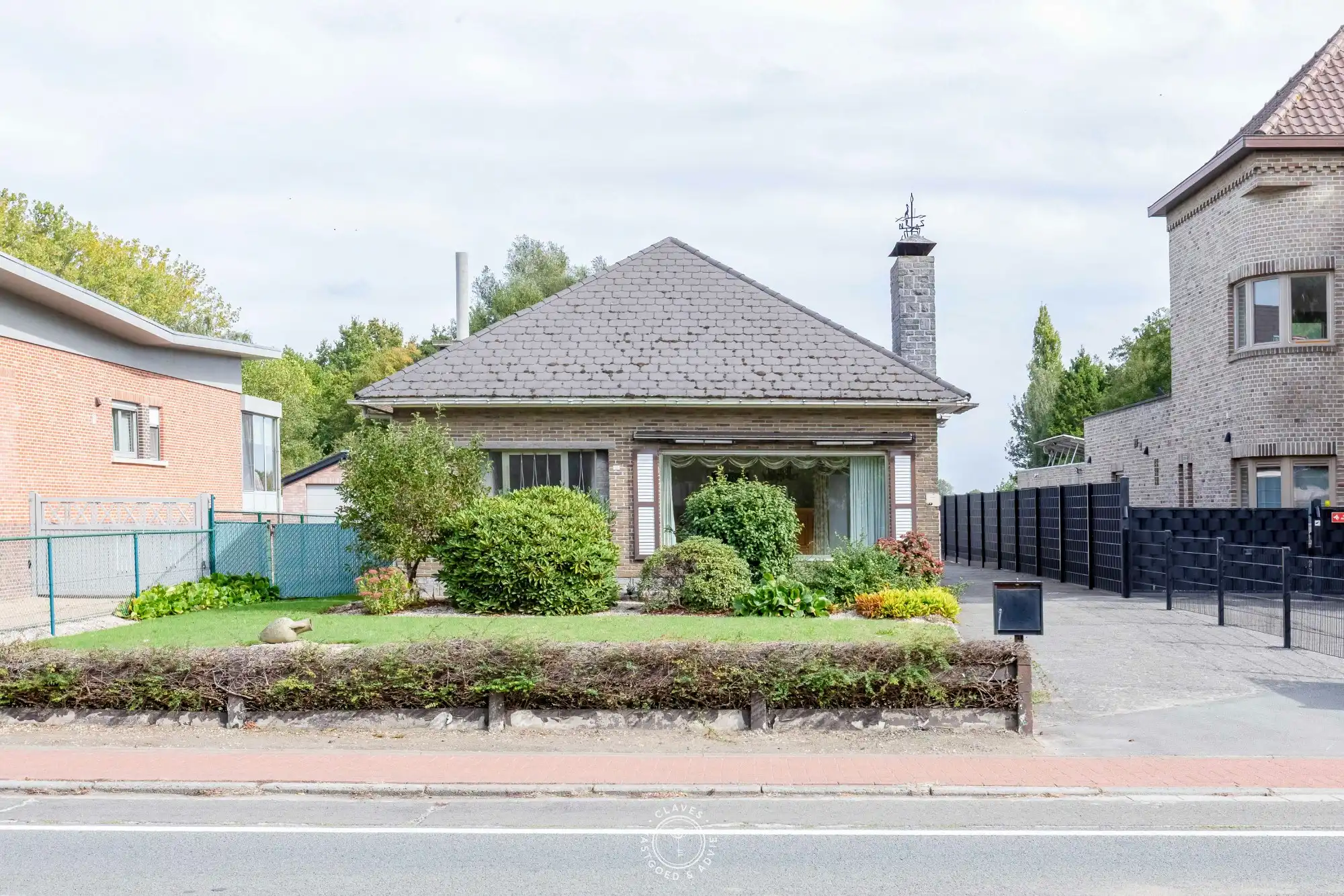 Praktische bungalow met werkplaats en weiland van 3.059 m² foto 2