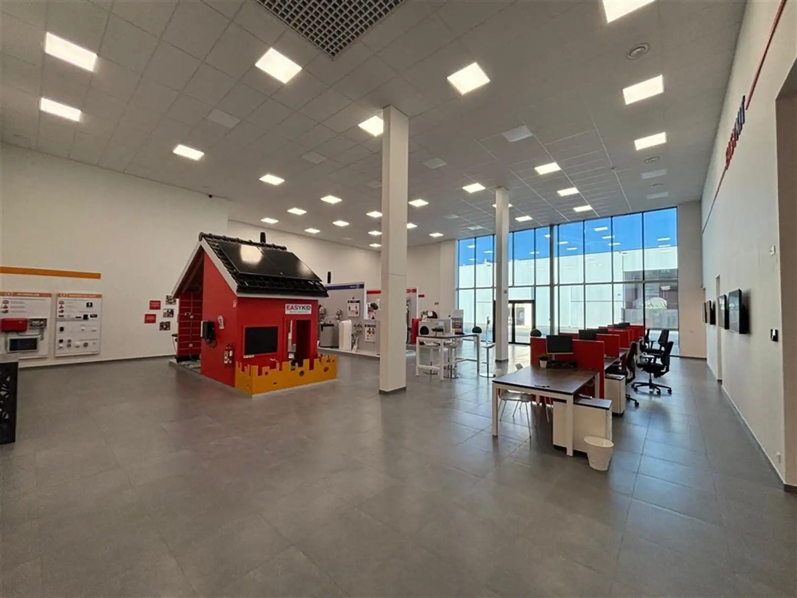 Te Huur Showroom + Magazijn foto 6