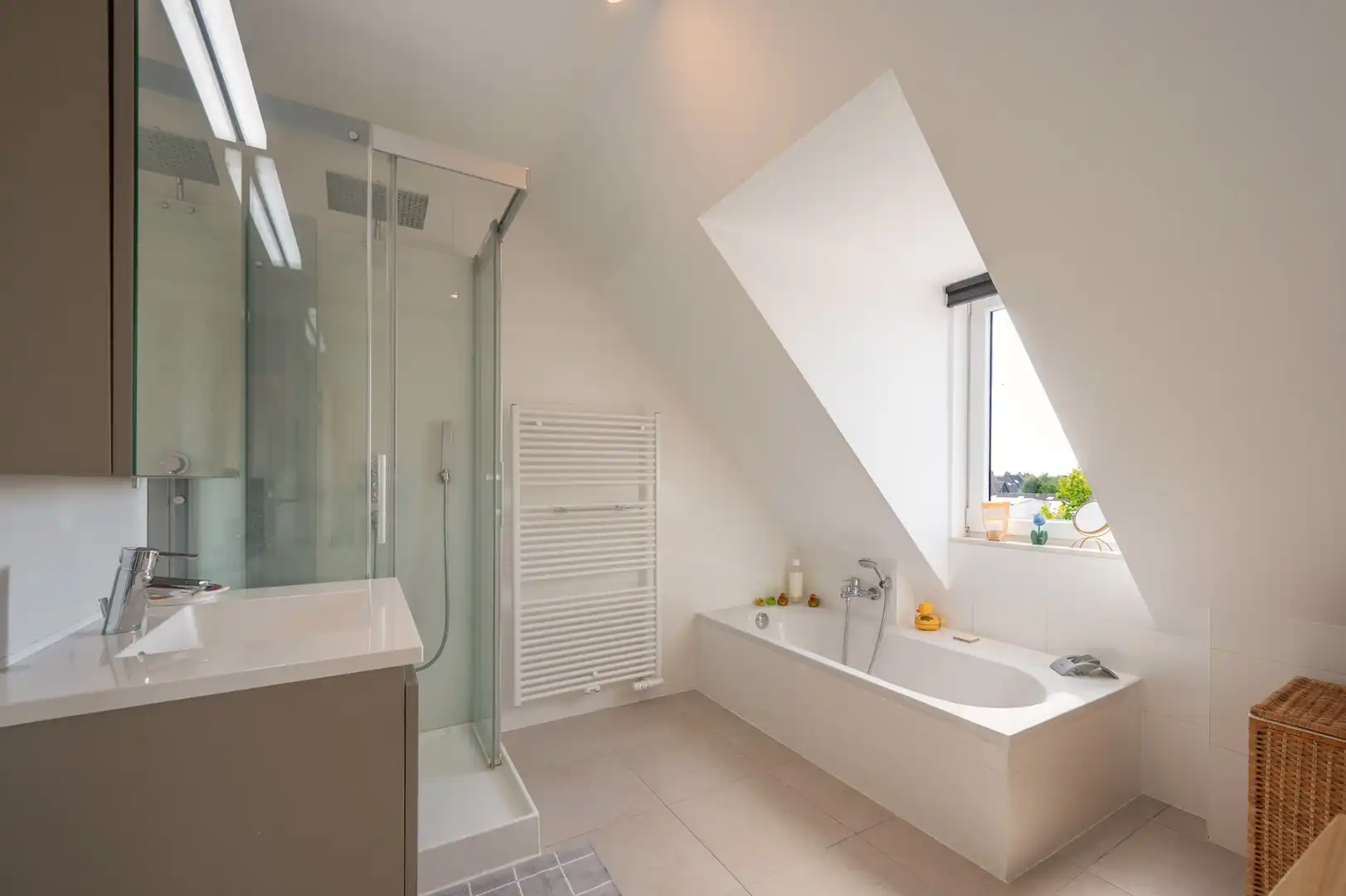 Zonnig duplex-appartement met 3 slaapkamers & mog. garagebox. foto 13