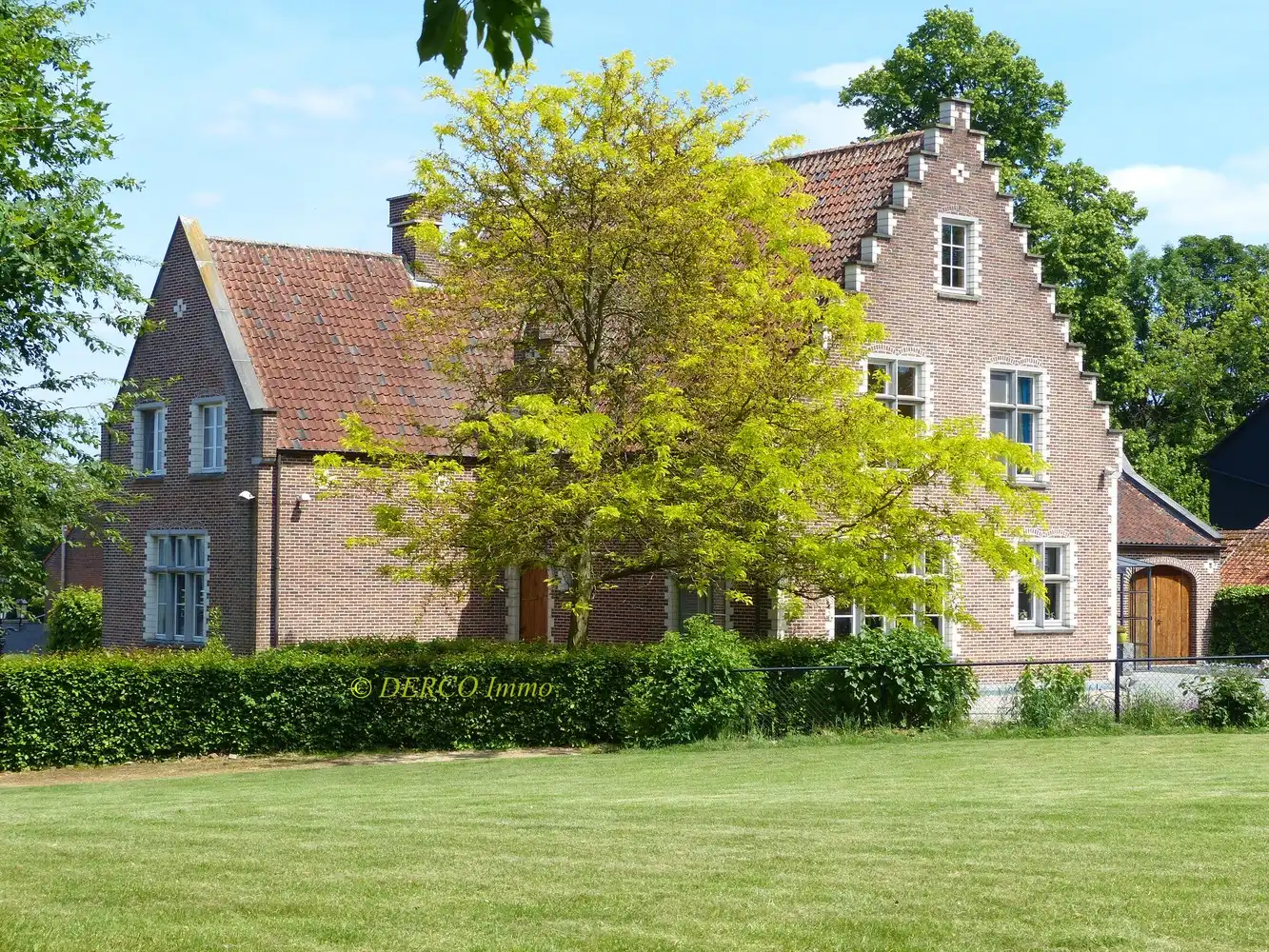 gezellige villa van 870 m2 met praktijkruimte, kangoeroewoning, ...  op 1,27 hectare foto {{pictureIndex}}