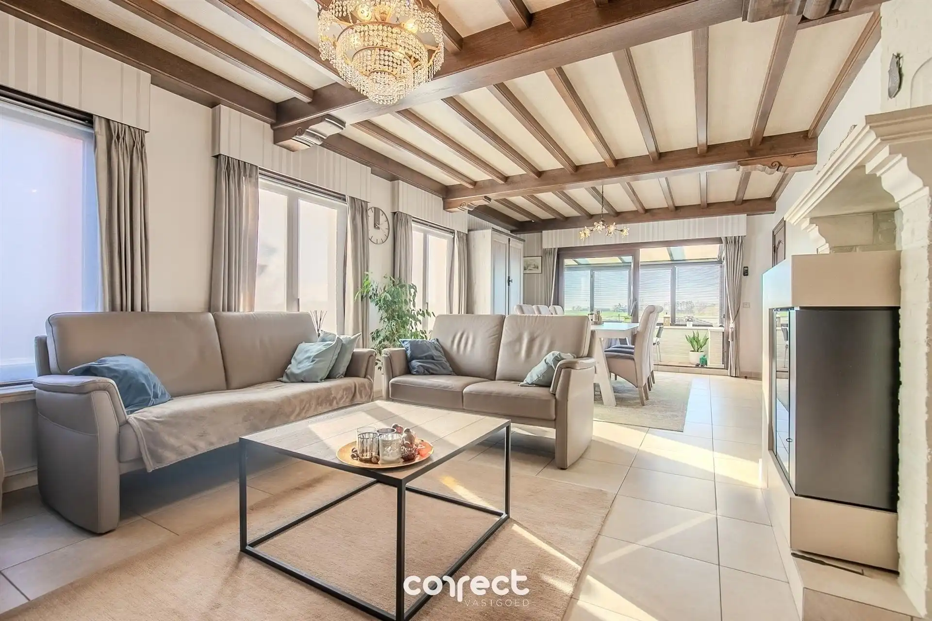 Instapklare open bebouwing met 3 slaapkamers, 2 garages en zicht op de velden! foto 2