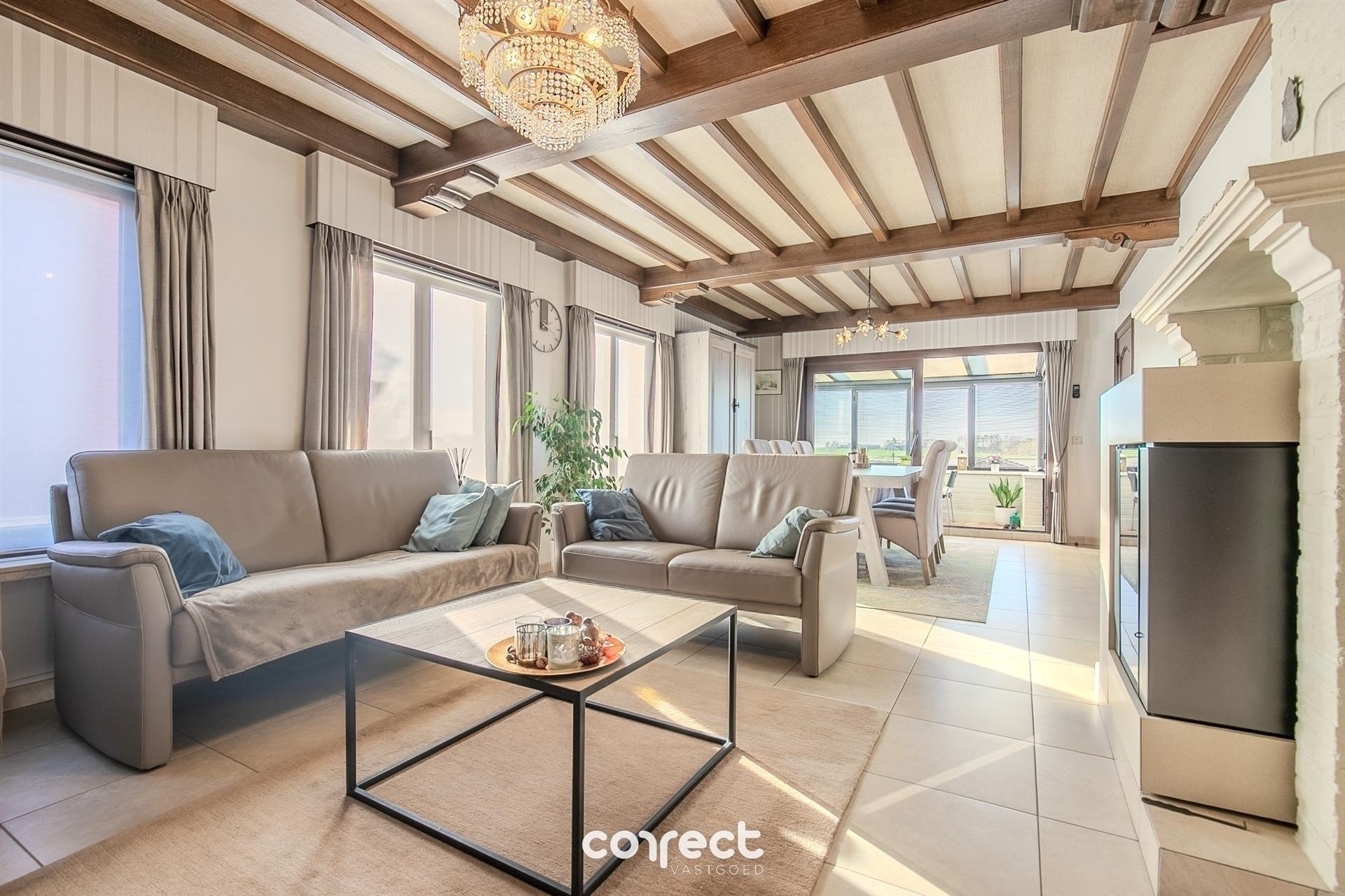 Instapklare open bebouwing met 3 slaapkamers, 2 garages en zicht op de velden! foto 2