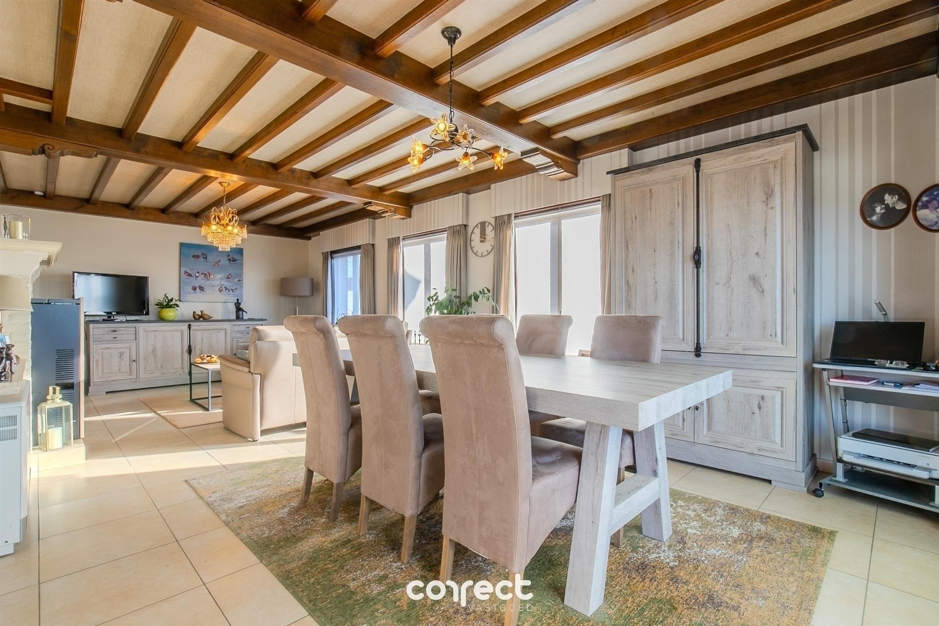 Instapklare open bebouwing met 3 slaapkamers, 2 garages en zicht op de velden! foto 2