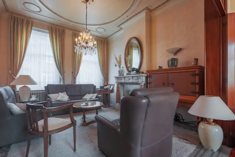 Prachtige, te renoveren, authentieke burgerwoning  met 5 slaapkamers, tuin en ruime garage. foto 3