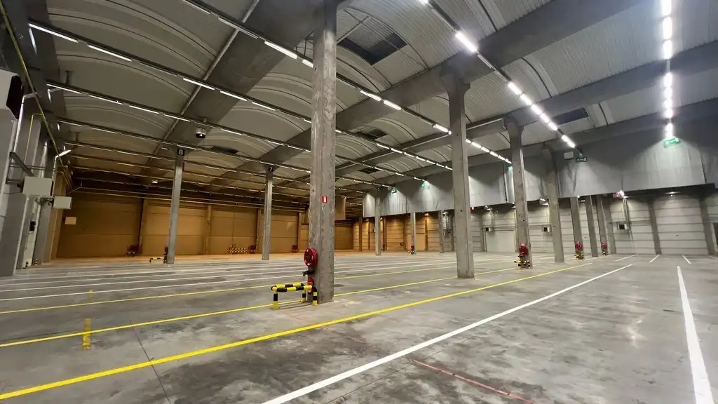 Logistieke loodsen met laadkades vlakbij R42 in Sint-Niklaas foto 3