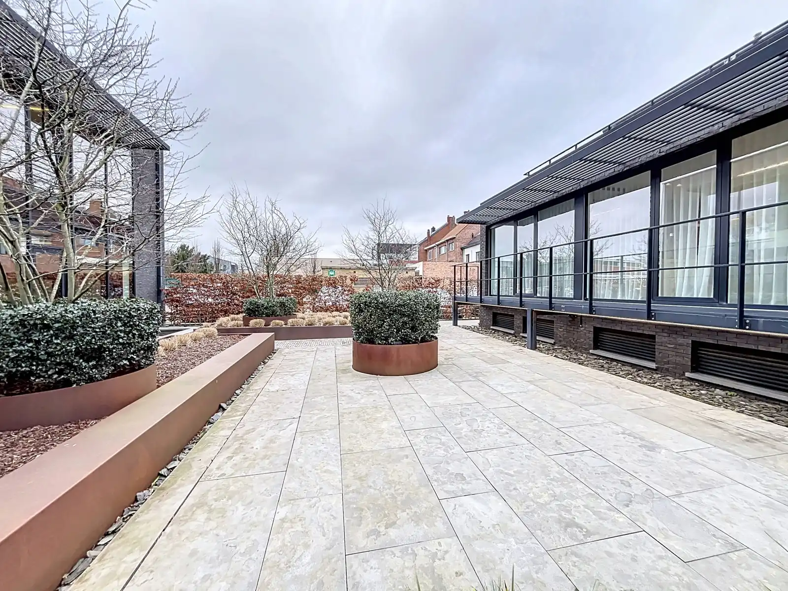 Duplex-kantoorruimte met 6/9 werkplekken in dienstencentrum. foto 25