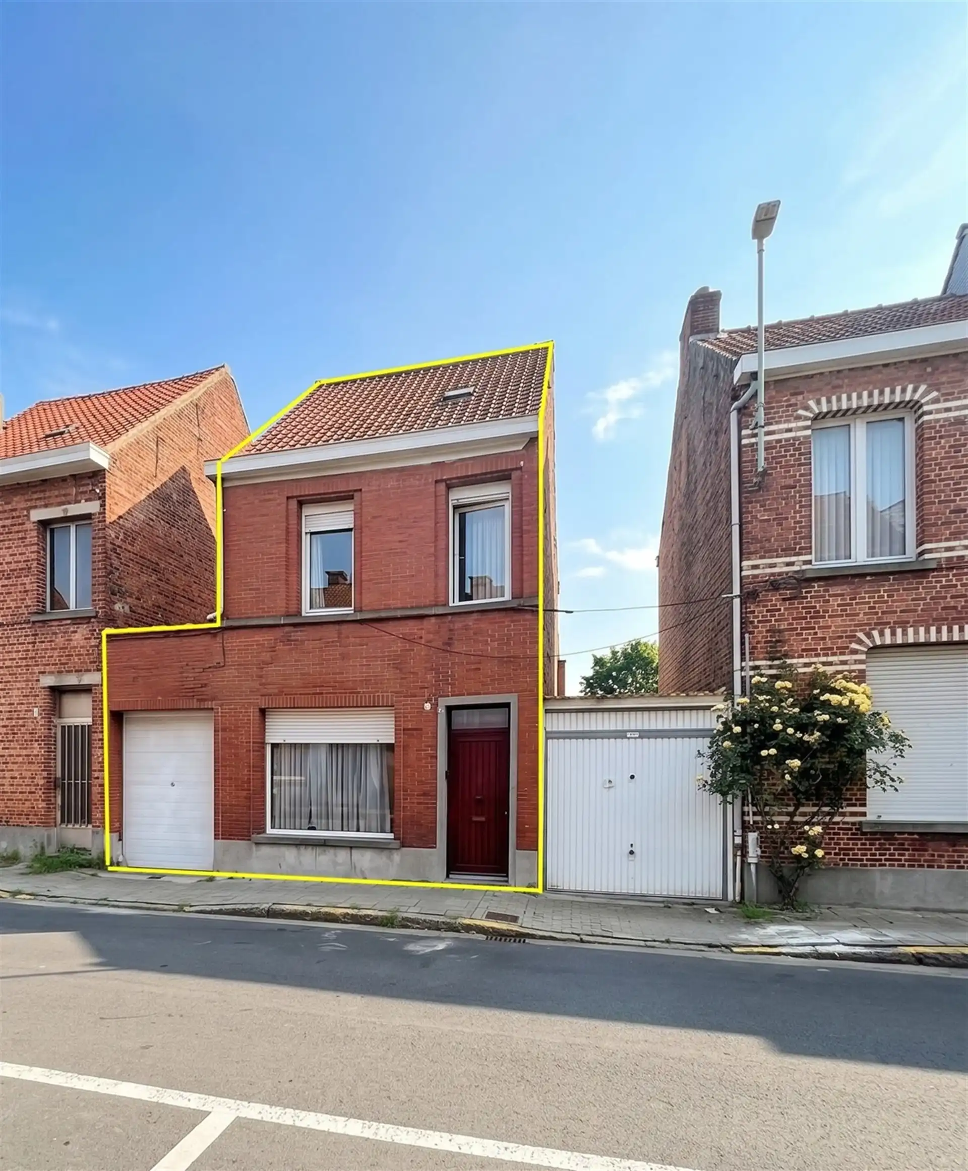Hoofdfoto van de publicatie: Ruime woning met veel potentieel, garage en tuin in het centrum van Beveren!
