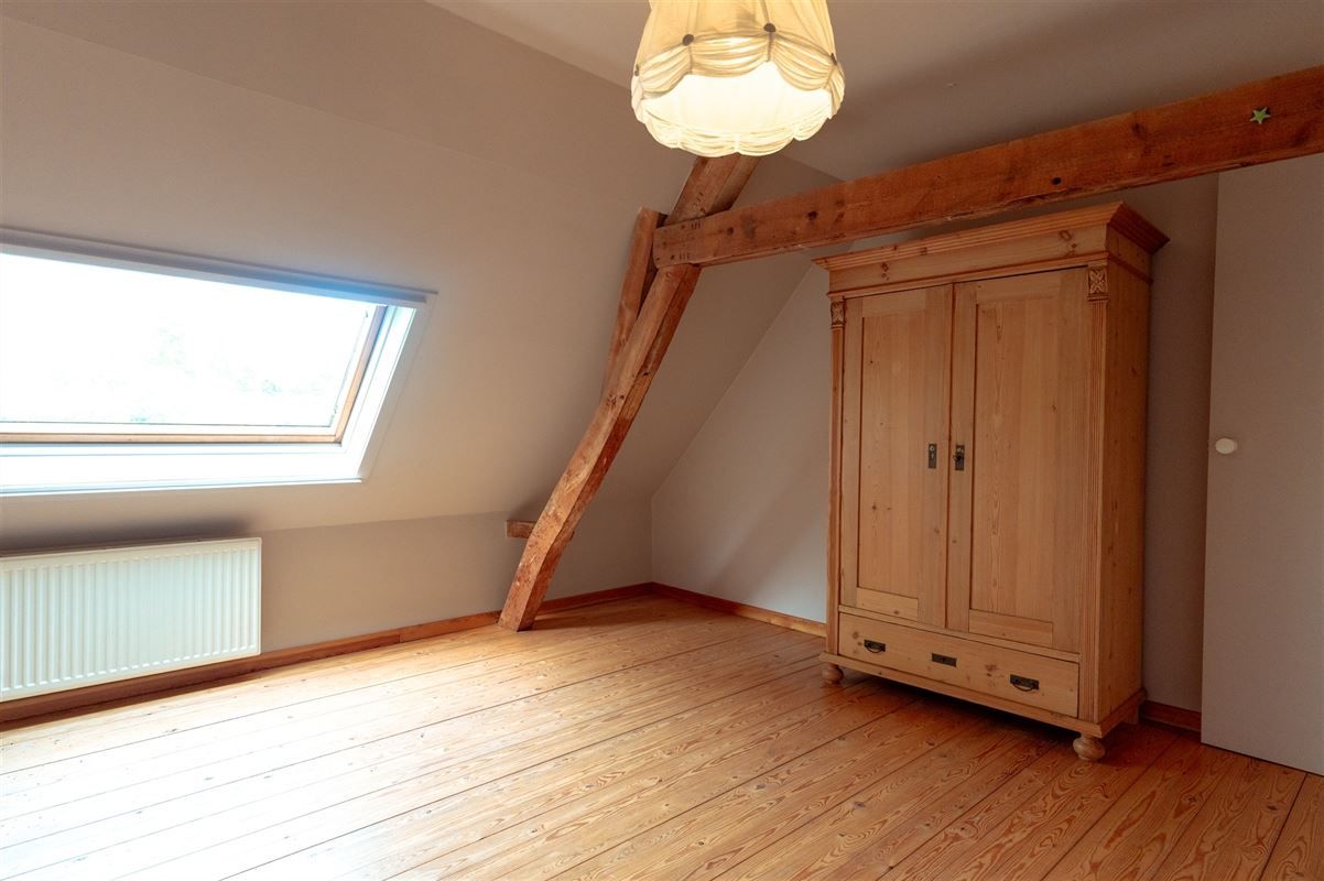 Charmante hoeve met loods en idyllische tuin te koop in Zwevegem foto 10