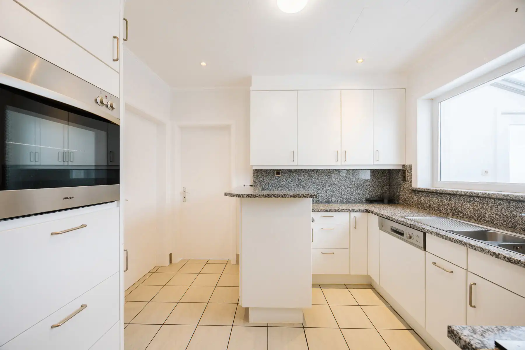 Ruime woonst met tuin, studio en veel parkeermogelijkheid foto 7