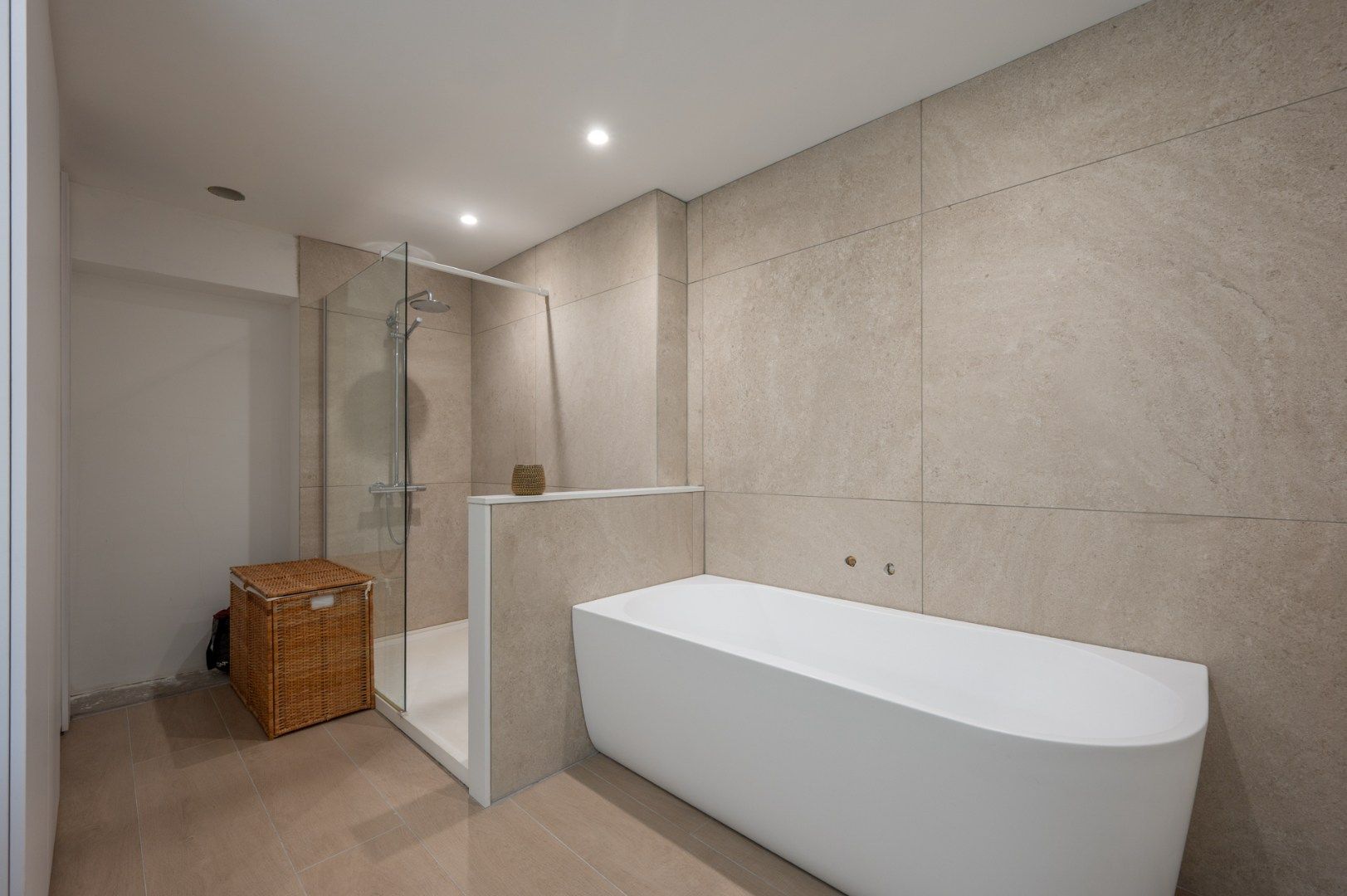 Charmante en verrassend ruime woonst op goede ligging in Sint-Michiels foto 7