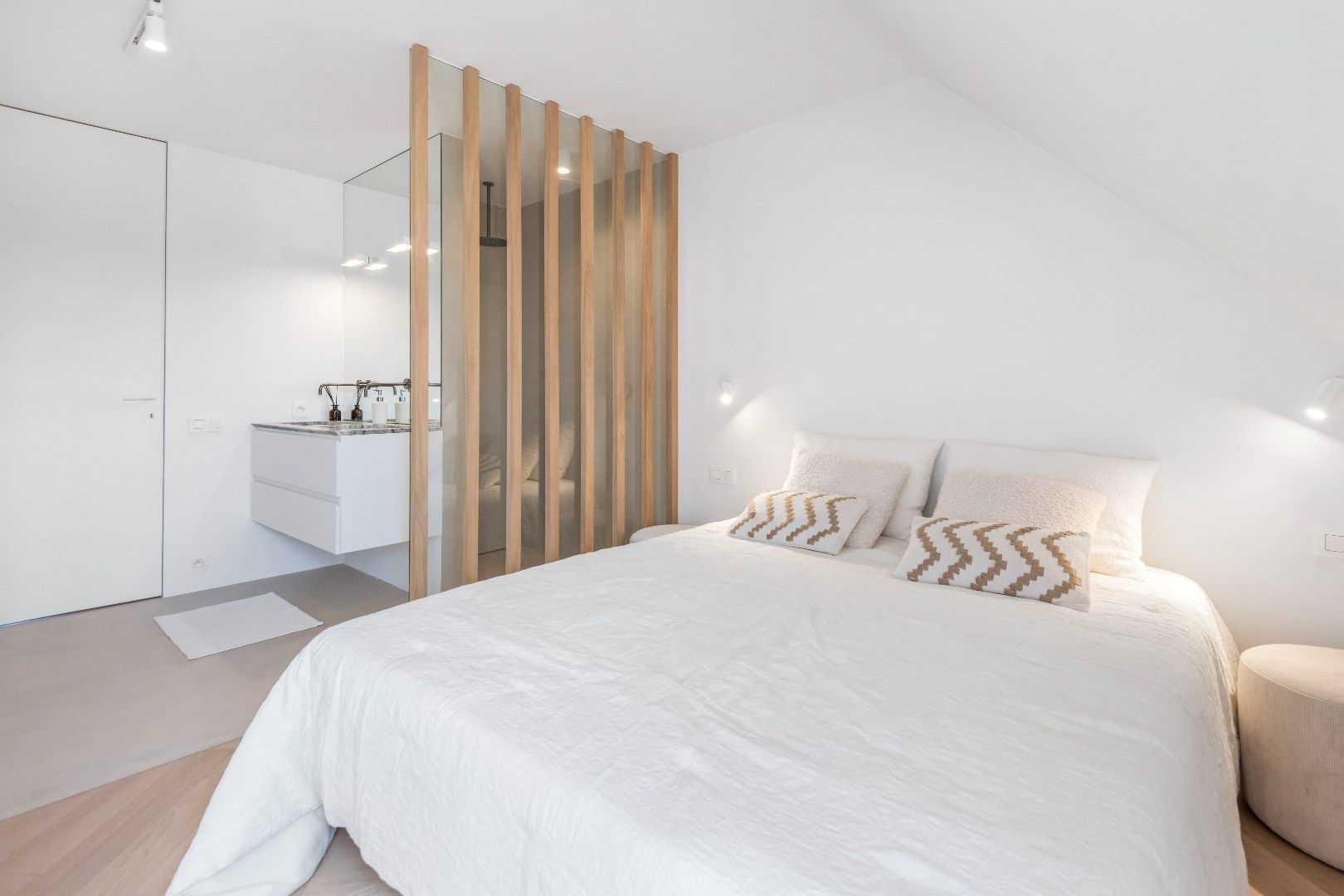 Instapklaar, totaal gerenoveerd doorzon duplex dakappartement met twee zonneterrassen foto 19