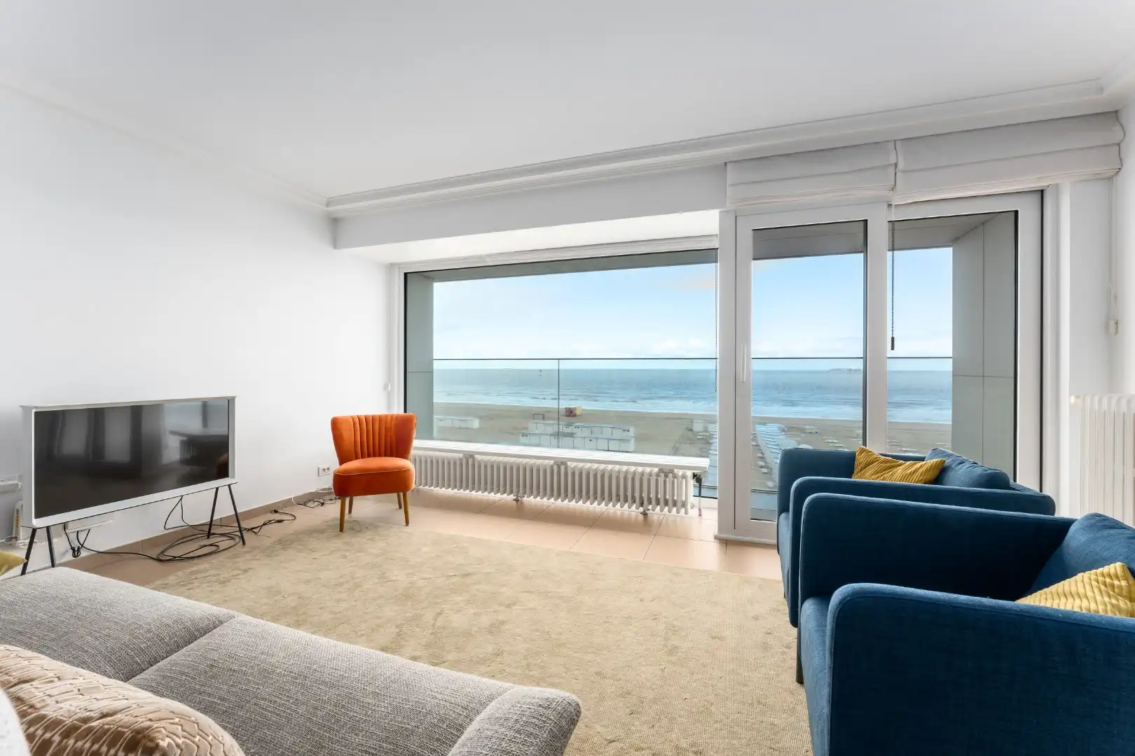 Mooi ruim appartement met 3 slk's op de Zeedijk in het Zoute foto {{pictureIndex}}