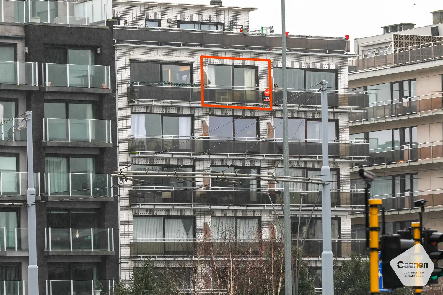 Instapklare gemeubelde studio met prachtig zicht over het stationsplein foto 14