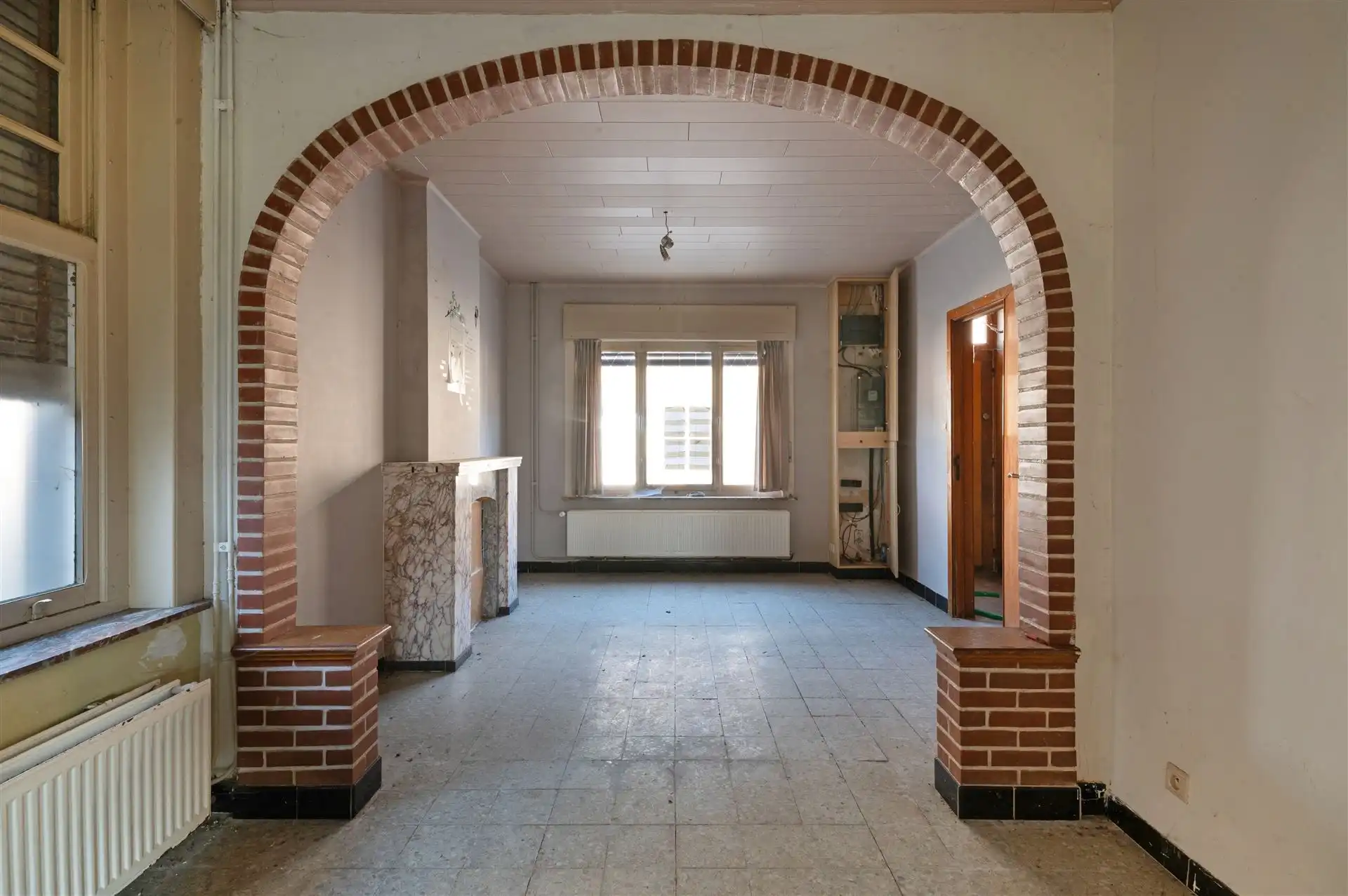 Te renoveren woning op een gegeerde locatie in Moortsele foto 7