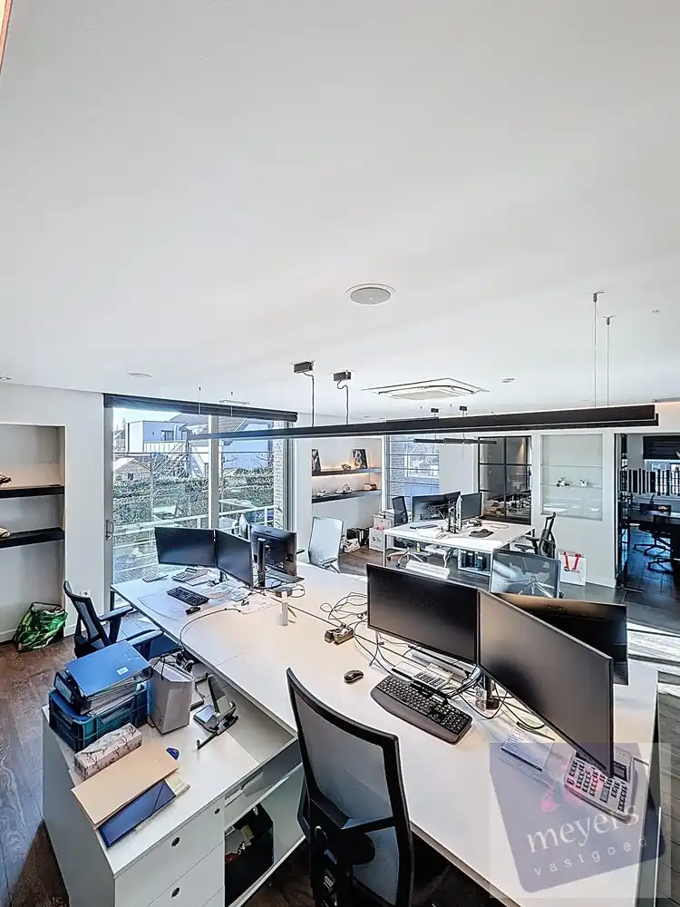 Veelzijdig commercieel pand met 14 parkeerplaatsen op topligging in Hasselt foto 10