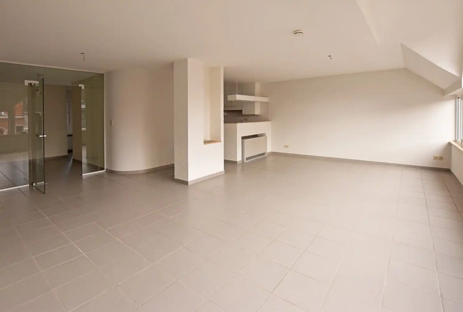 Mooi verzorgd appartement op de 2de verdieping links met terras in het centrum van Wijnegem. foto 2