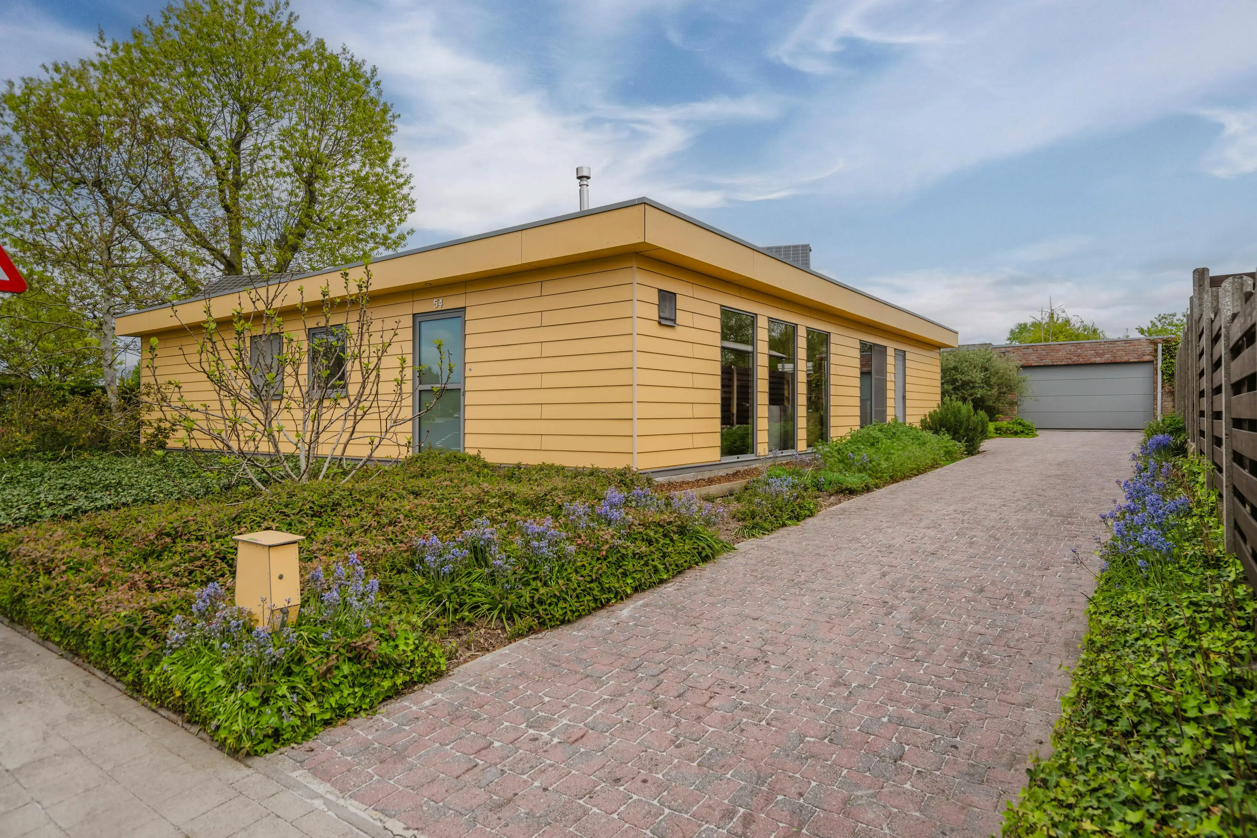 Instapklare bungalow op 749m² te koop in Wevelgem! foto {{pictureIndex}}