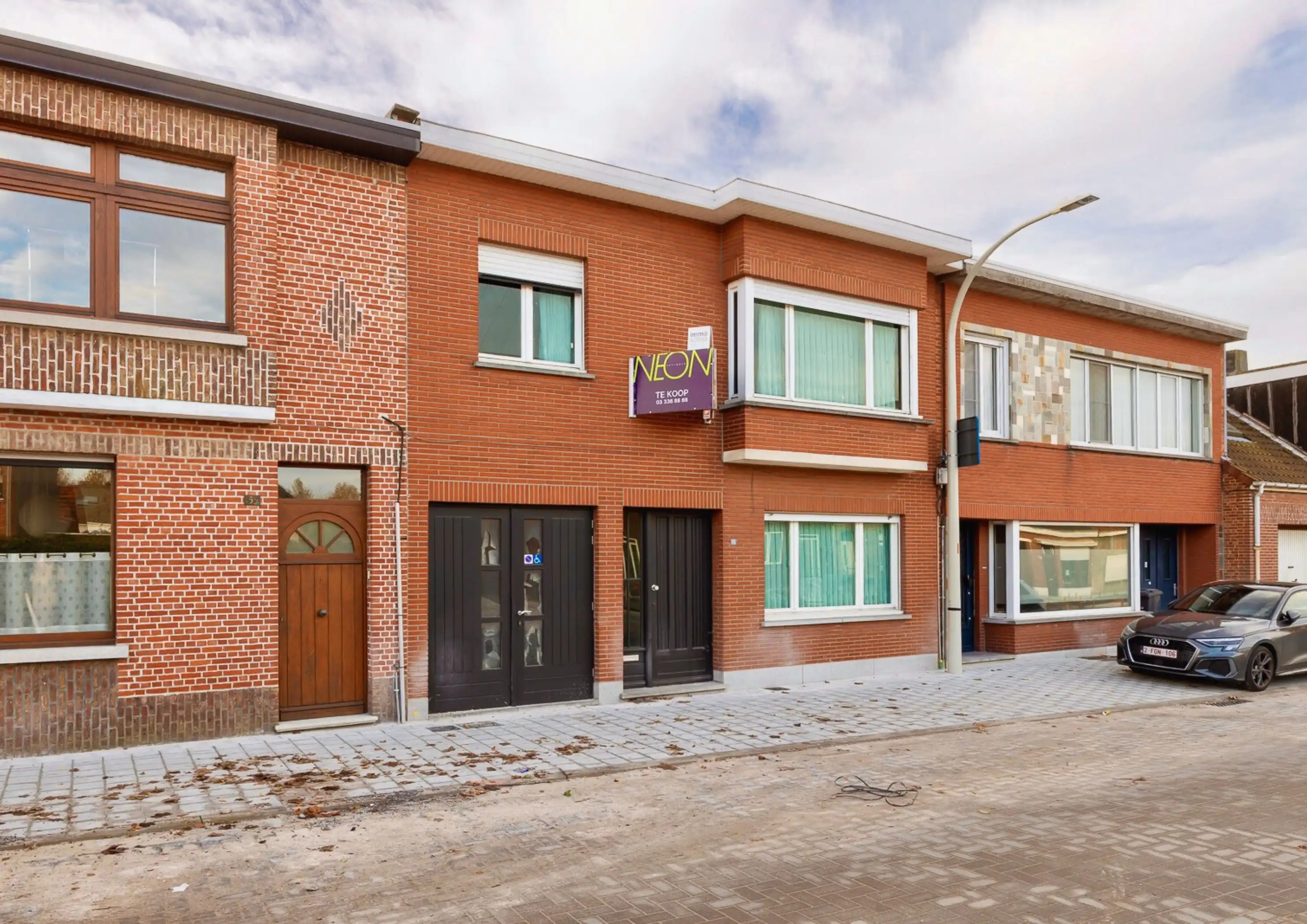 Ruime woning met renovatiepotentieel, garage en zuid tuin in Putte-Kapellen. foto 2