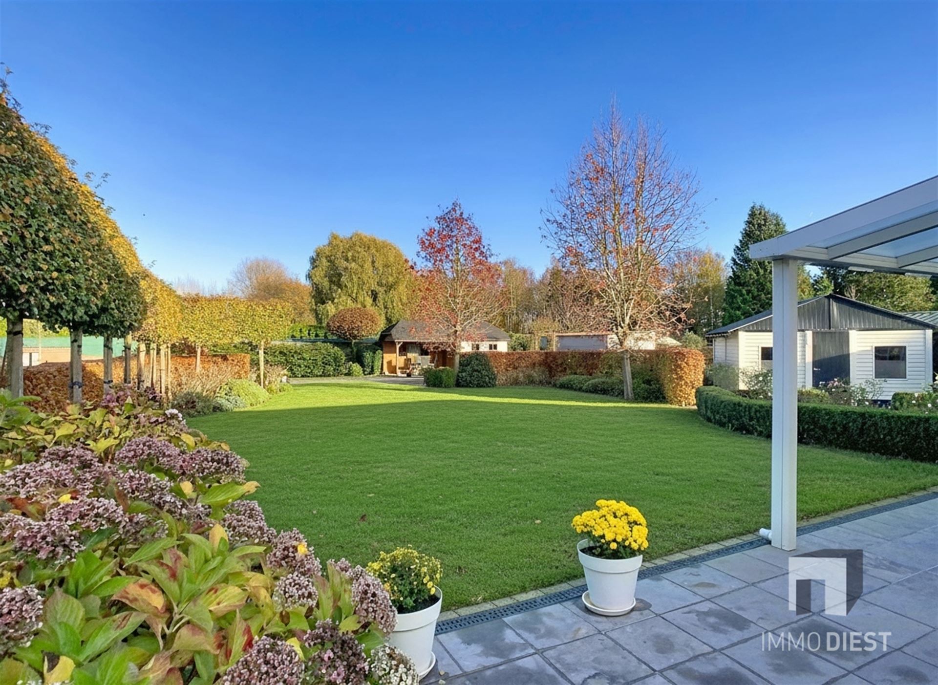 Aantrekkelijke en instapklare woning met 3 slaapkamers en prachtig aangelegde tuin op 12a 77ca. foto 33