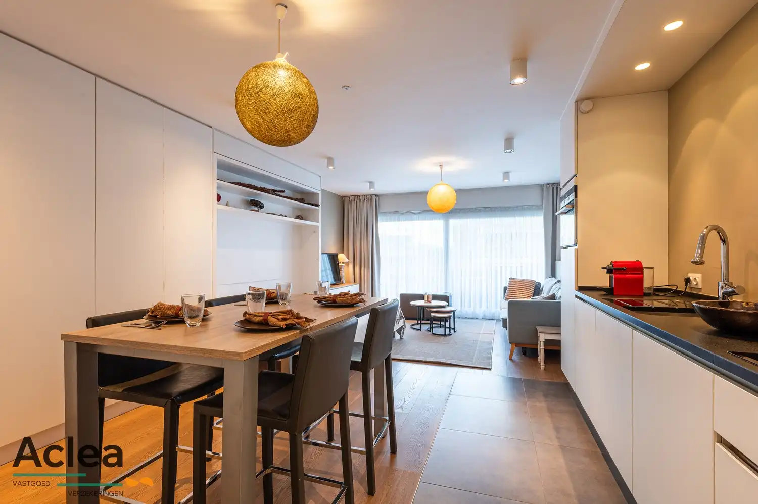 Smaakvol ingerichte studio in de Lippenslaan! foto {{pictureIndex}}