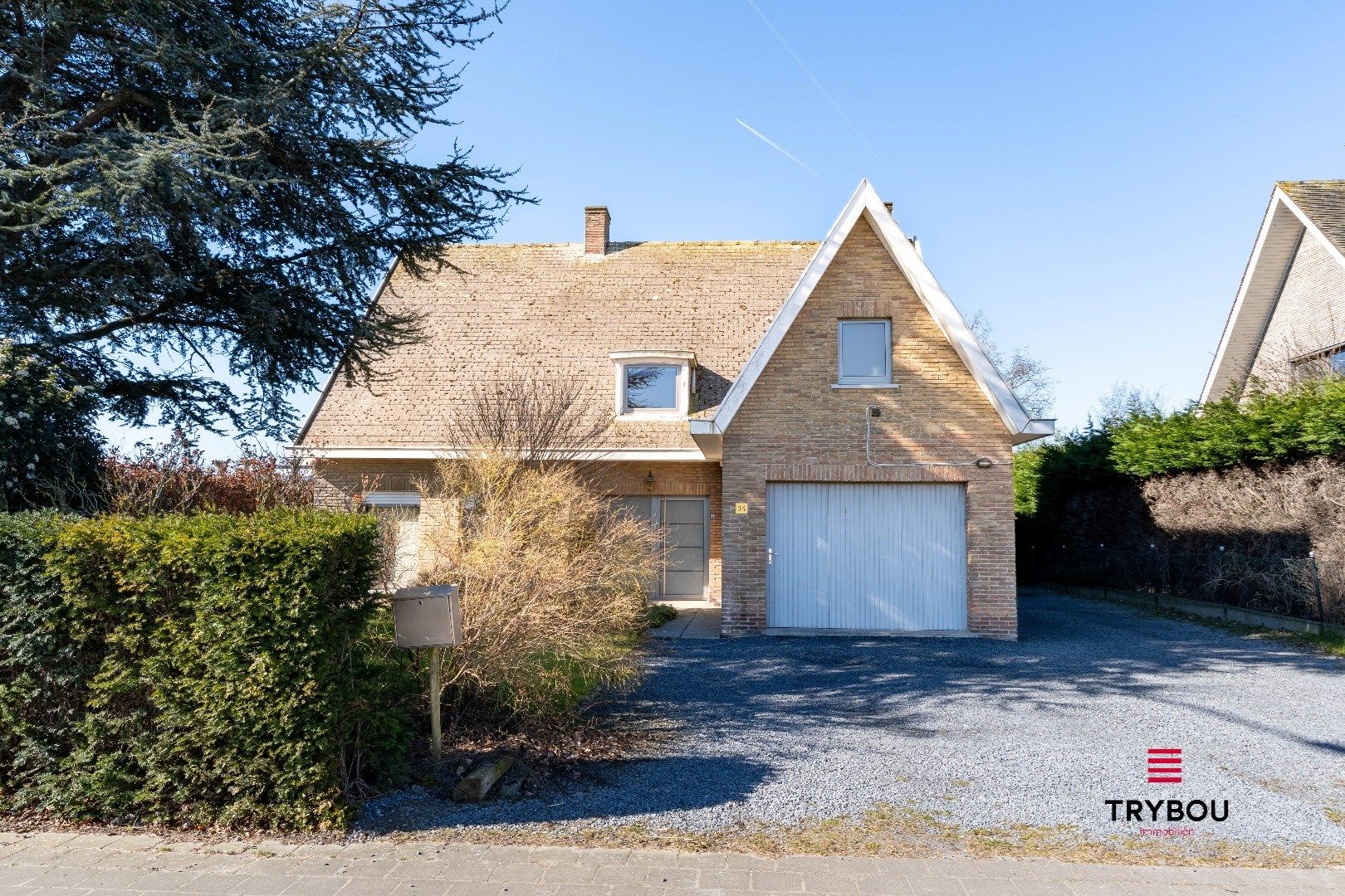 Hoofdfoto van de publicatie: Ruime alleenstaande woning met inpandige garage, magazijn en aangelegde tuin op 1149m²