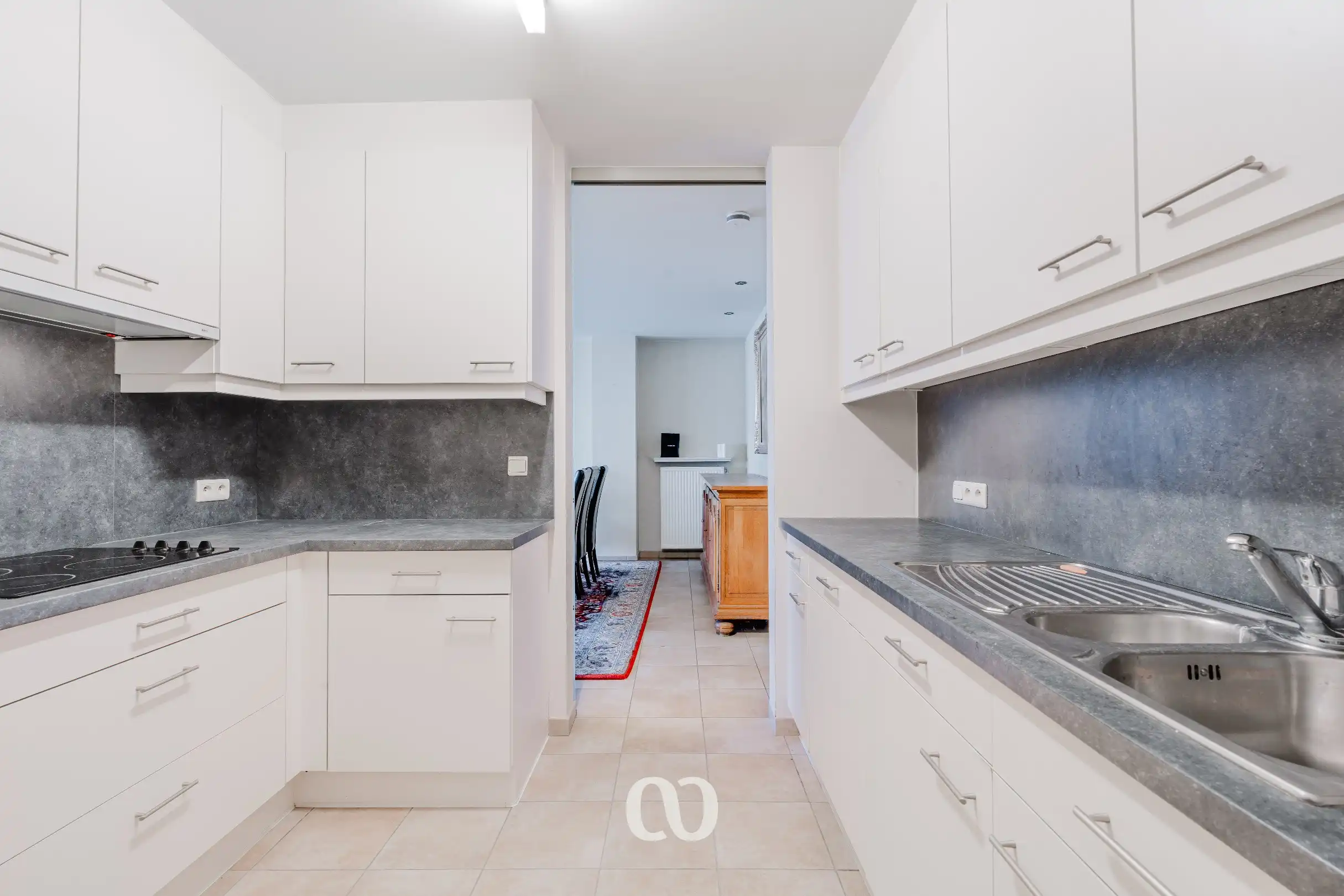 Instapklaar gelijkvloers appartement met private ingang en directe toegang tot de garage foto 9