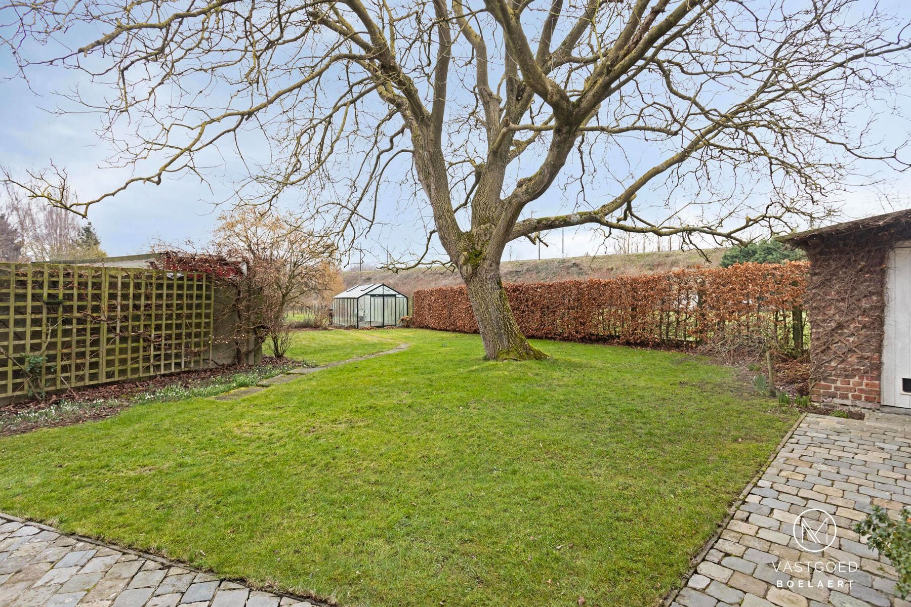 Gezinswoning met grote tuin en garage foto 23